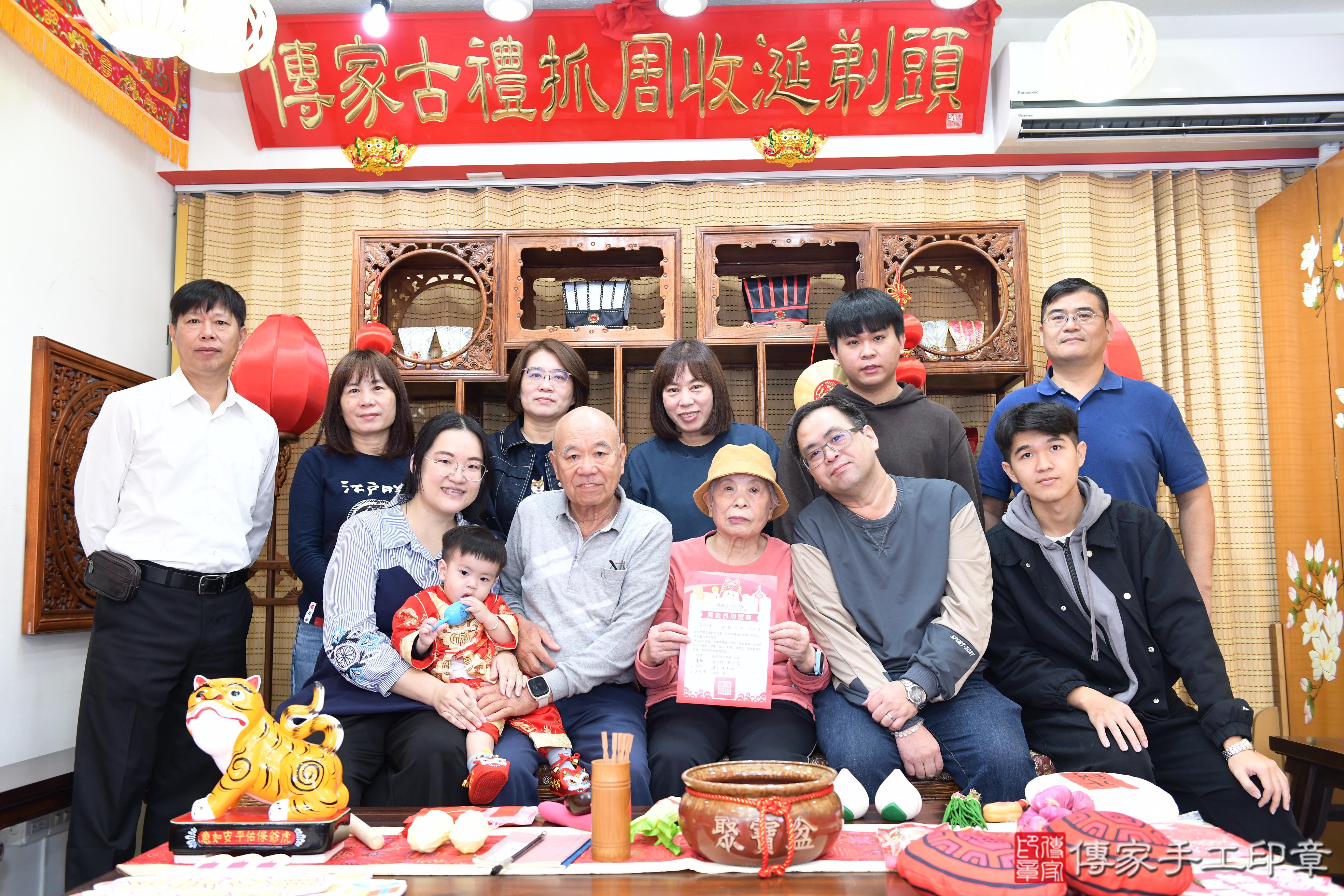 傳家手工印章台南店、抓周、度脺、美式風會場、傳家嬰兒古禮、吉祥話、抓周道具物品24種、拍照。抓周證書。寶寶抓周、滿周歲、生日快樂、祝福