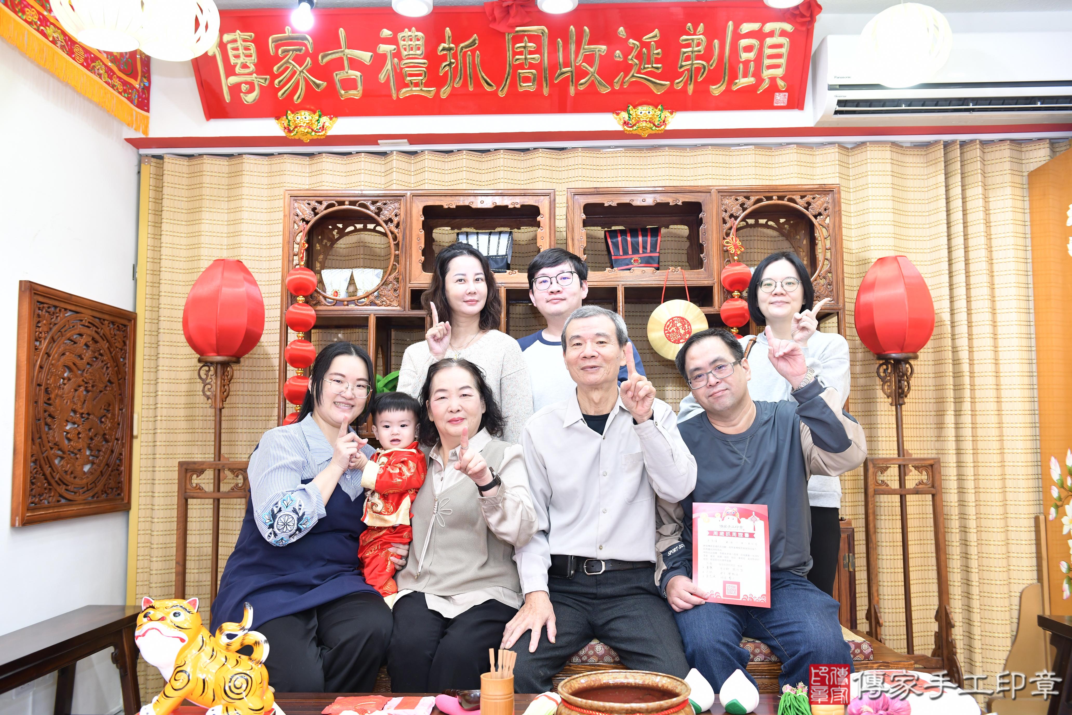 傳家手工印章台南店、抓周、度脺、美式風會場、傳家嬰兒古禮、吉祥話、抓周道具物品24種、拍照。抓周證書。寶寶抓周、滿周歲、生日快樂、祝福