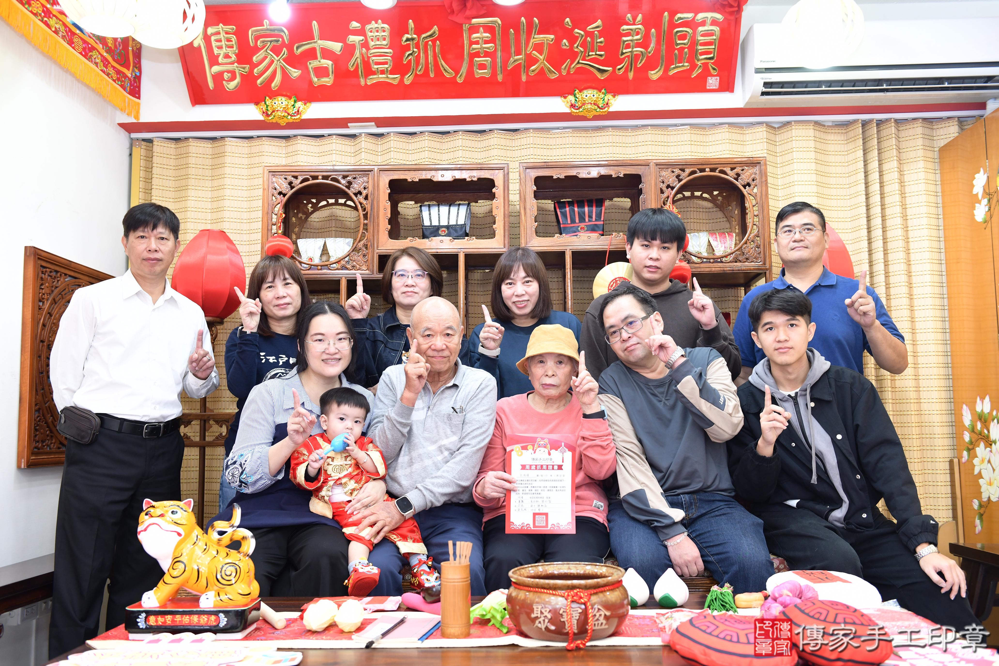 傳家手工印章台南店、抓周、度脺、美式風會場、傳家嬰兒古禮、吉祥話、抓周道具物品24種、拍照。抓周證書。寶寶抓周、滿周歲、生日快樂、祝福