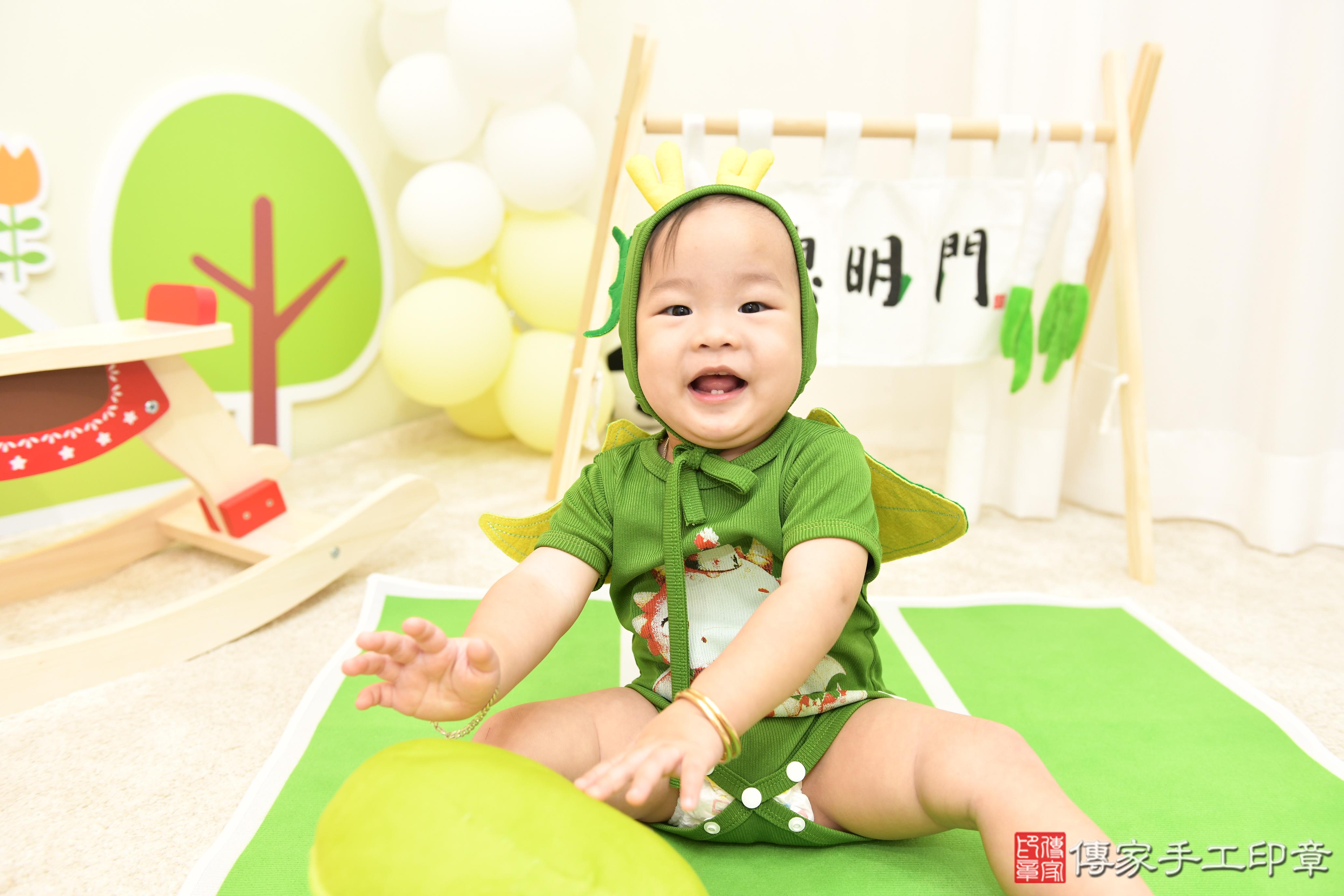 傳家手工印章台南店、抓周、度脺、美式風會場、傳家嬰兒古禮、吉祥話、抓周道具物品24種、拍照。抓周證書。寶寶抓周、滿周歲、生日快樂、祝福