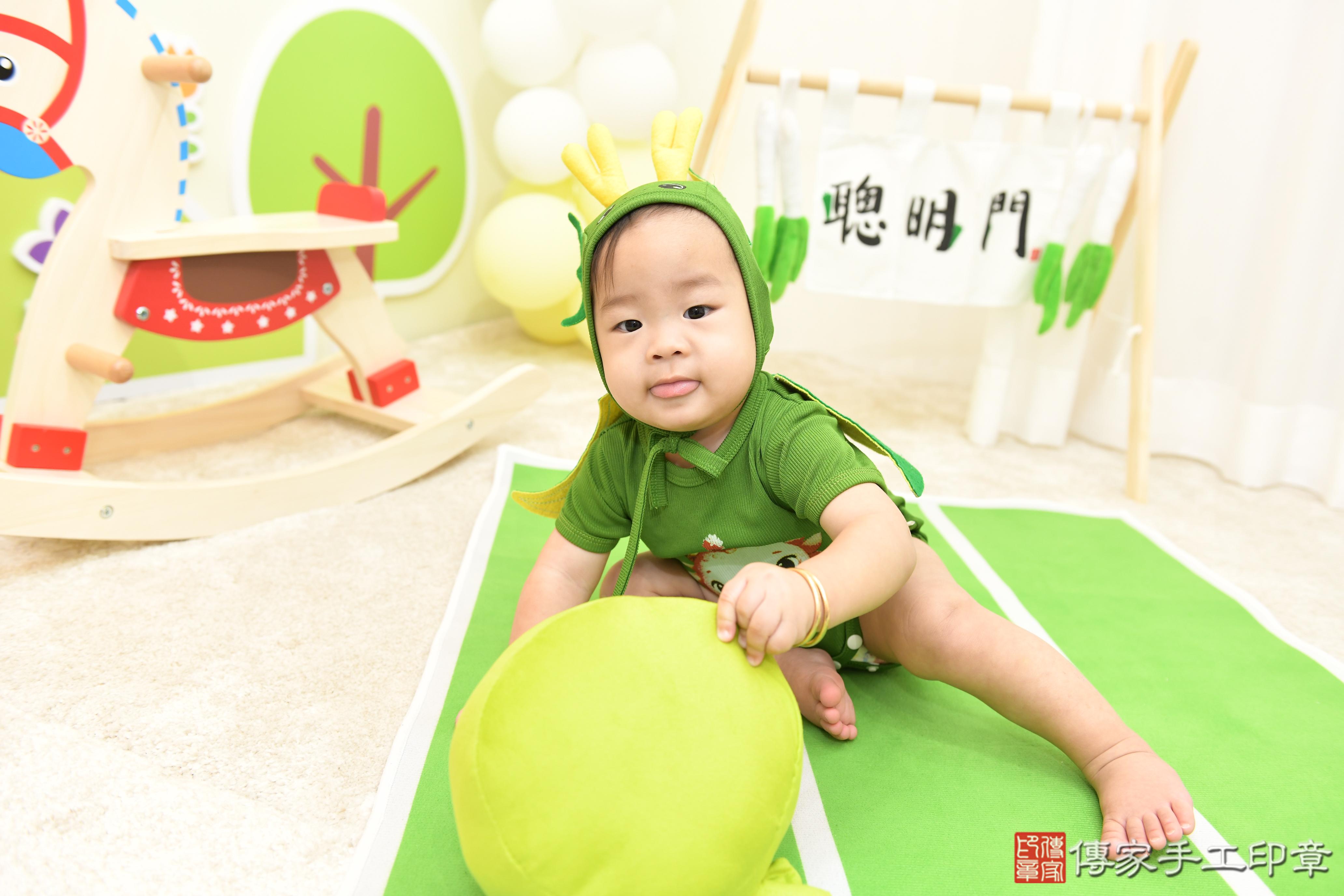 傳家手工印章台南店、抓周、度脺、美式風會場、傳家嬰兒古禮、吉祥話、抓周道具物品24種、拍照。抓周證書。寶寶抓周、滿周歲、生日快樂、祝福