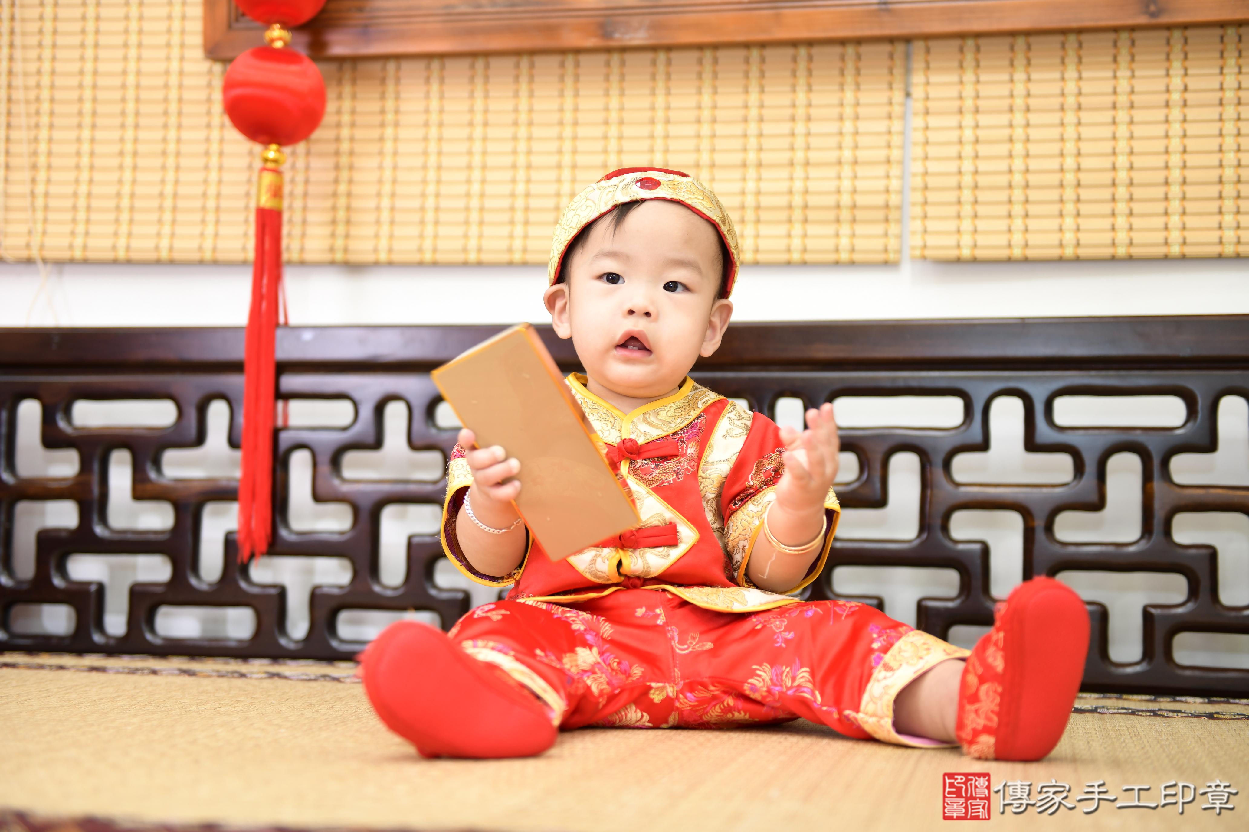 傳家手工印章台南店、抓周、度脺、美式風會場、傳家嬰兒古禮、吉祥話、抓周道具物品24種、拍照。抓周證書。寶寶抓周、滿周歲、生日快樂、祝福