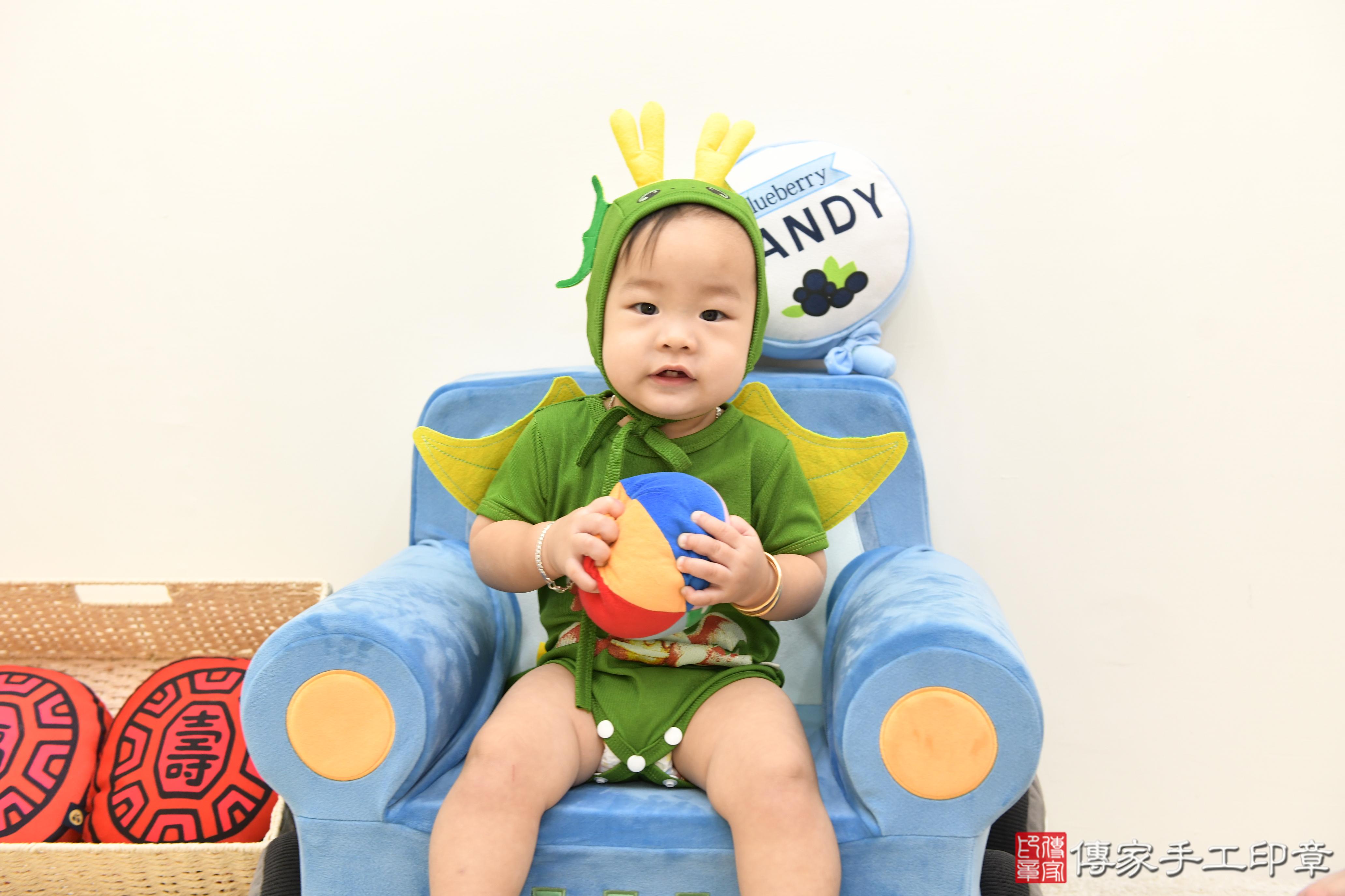 傳家手工印章台南店、抓周、度脺、美式風會場、傳家嬰兒古禮、吉祥話、抓周道具物品24種、拍照。抓周證書。寶寶抓周、滿周歲、生日快樂、祝福