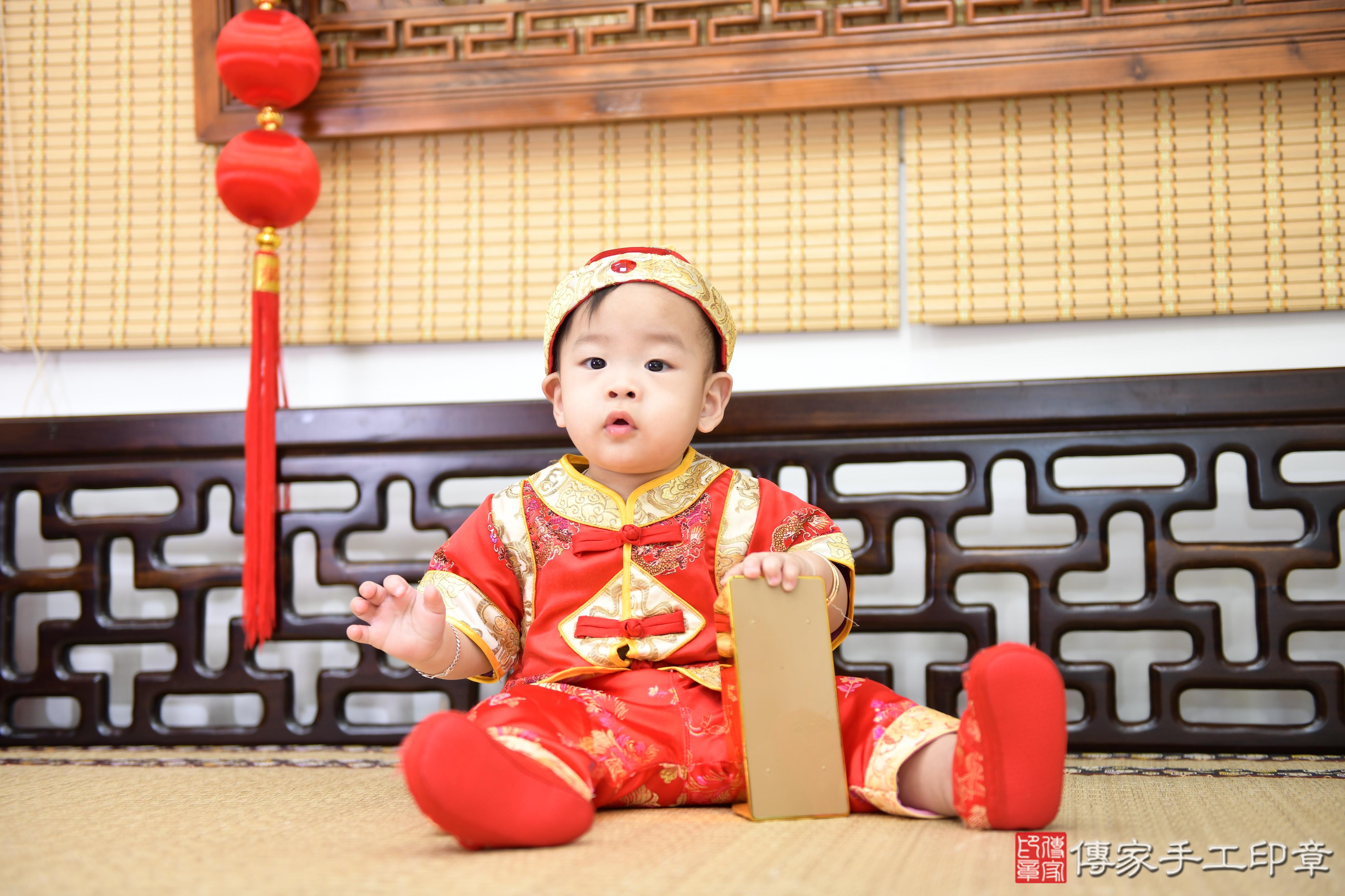 傳家手工印章台南店、抓周、度脺、美式風會場、傳家嬰兒古禮、吉祥話、抓周道具物品24種、拍照。抓周證書。寶寶抓周、滿周歲、生日快樂、祝福