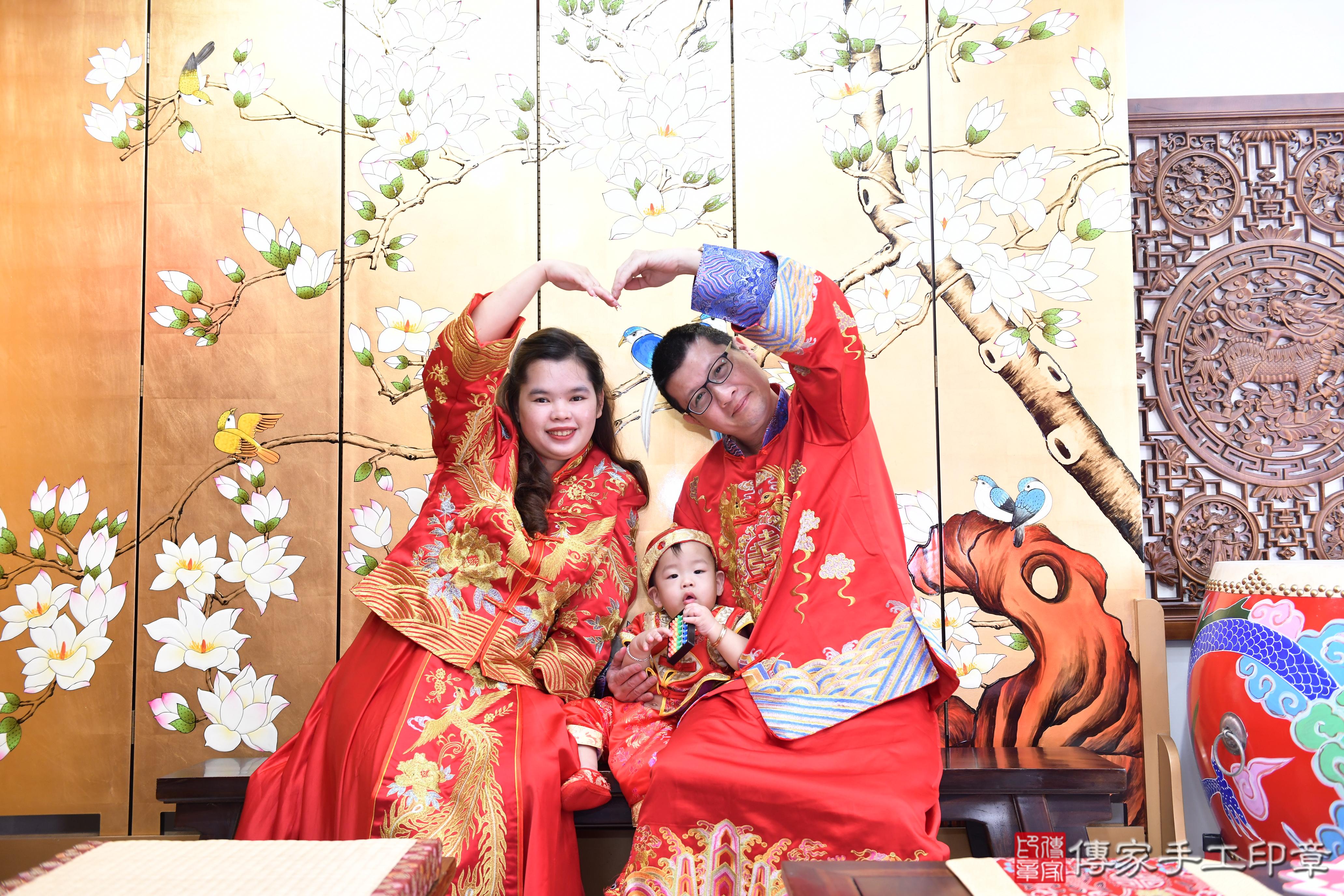 傳家手工印章台南店、抓周、度脺、美式風會場、傳家嬰兒古禮、吉祥話、抓周道具物品24種、拍照。抓周證書。寶寶抓周、滿周歲、生日快樂、祝福