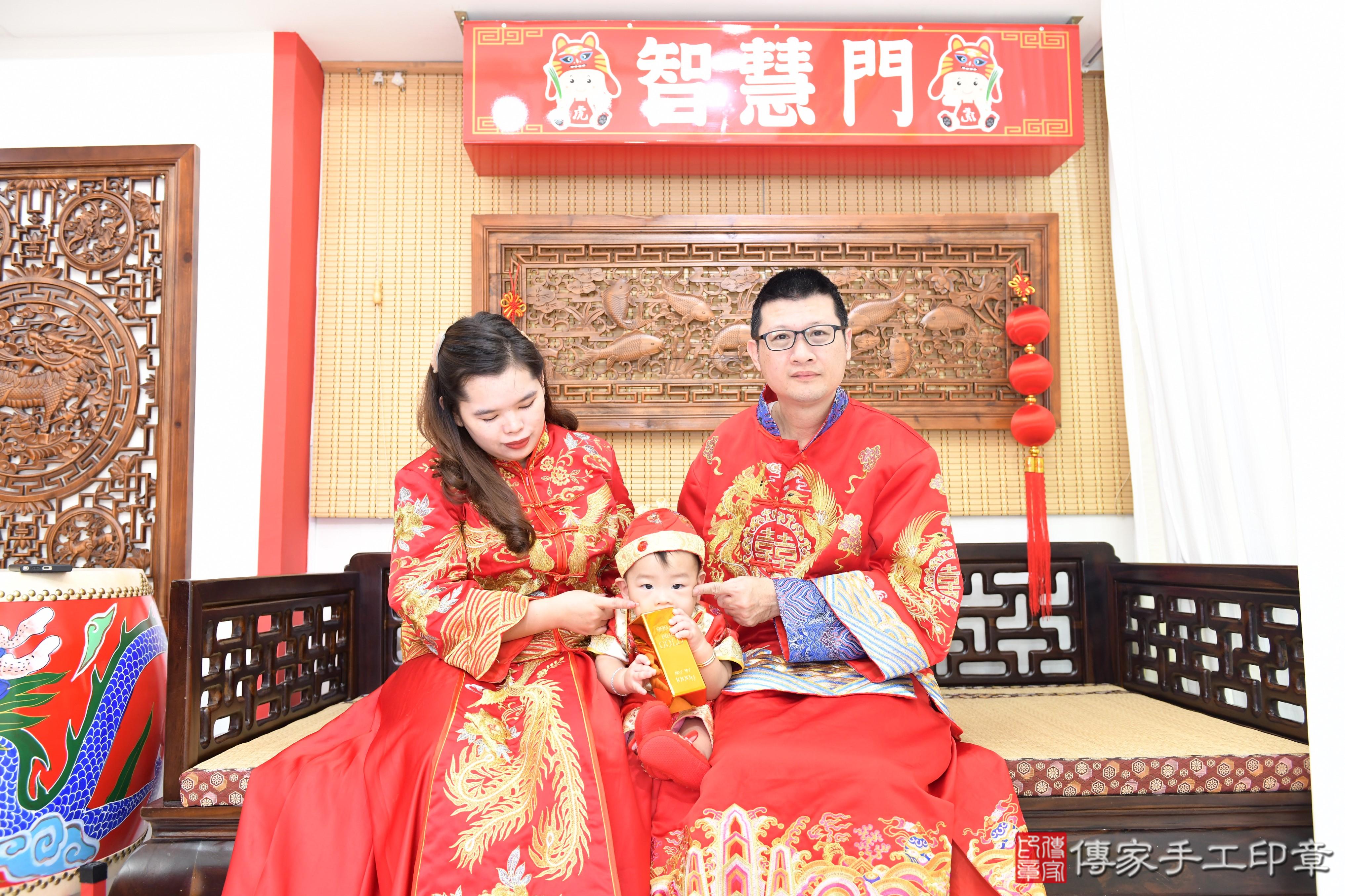 傳家手工印章台南店、抓周、度脺、美式風會場、傳家嬰兒古禮、吉祥話、抓周道具物品24種、拍照。抓周證書。寶寶抓周、滿周歲、生日快樂、祝福