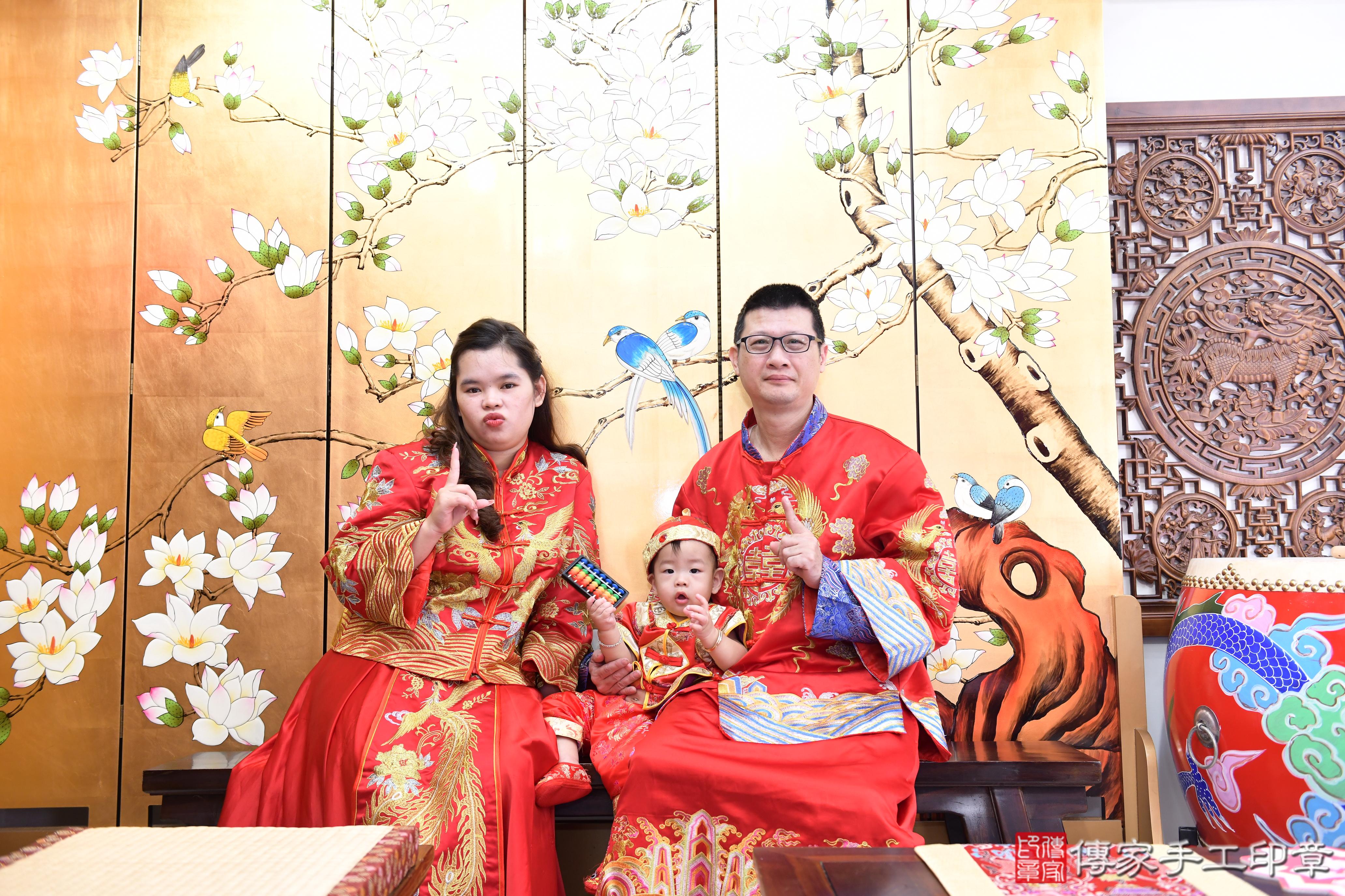 傳家手工印章台南店、抓周、度脺、美式風會場、傳家嬰兒古禮、吉祥話、抓周道具物品24種、拍照。抓周證書。寶寶抓周、滿周歲、生日快樂、祝福