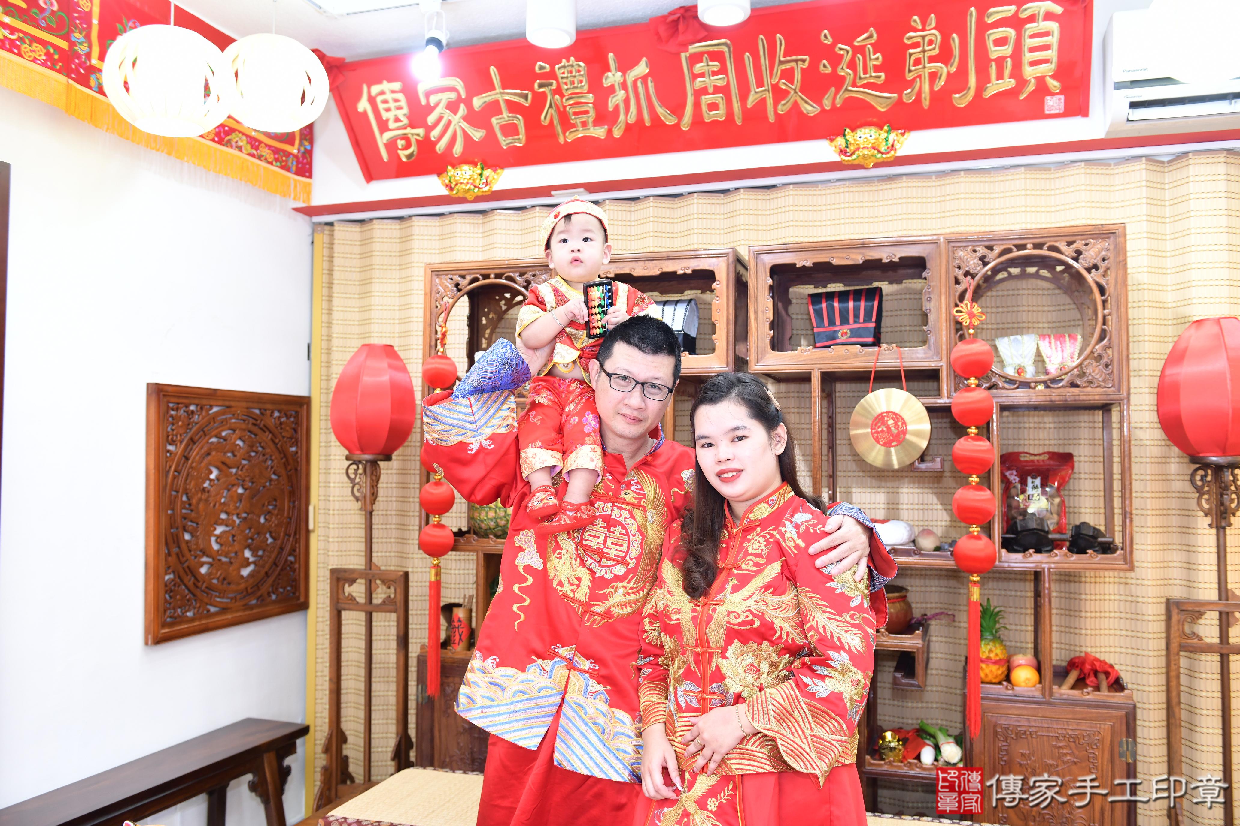 傳家手工印章台南店、抓周、度脺、美式風會場、傳家嬰兒古禮、吉祥話、抓周道具物品24種、拍照。抓周證書。寶寶抓周、滿周歲、生日快樂、祝福