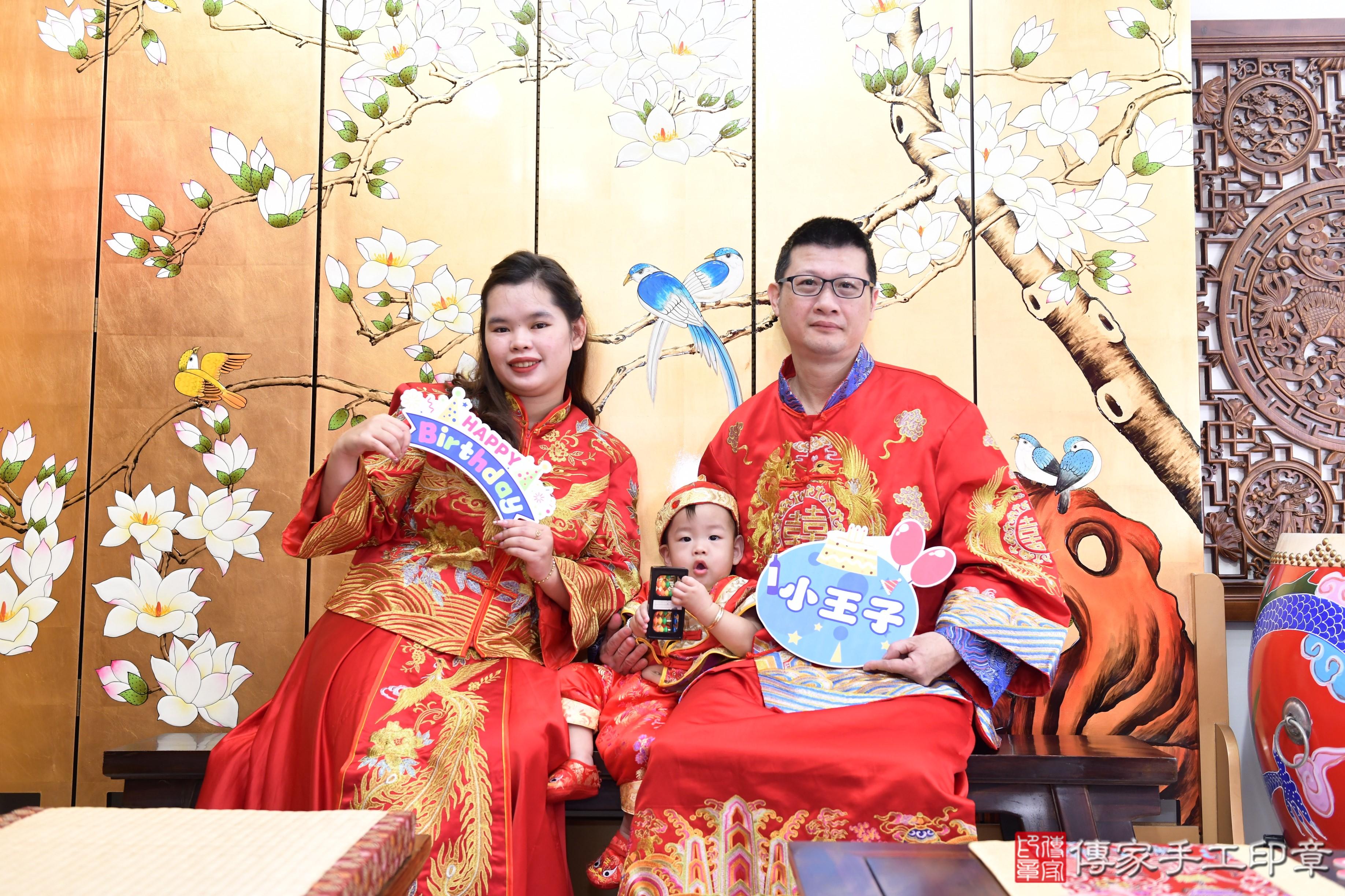 傳家手工印章台南店、抓周、度脺、美式風會場、傳家嬰兒古禮、吉祥話、抓周道具物品24種、拍照。抓周證書。寶寶抓周、滿周歲、生日快樂、祝福