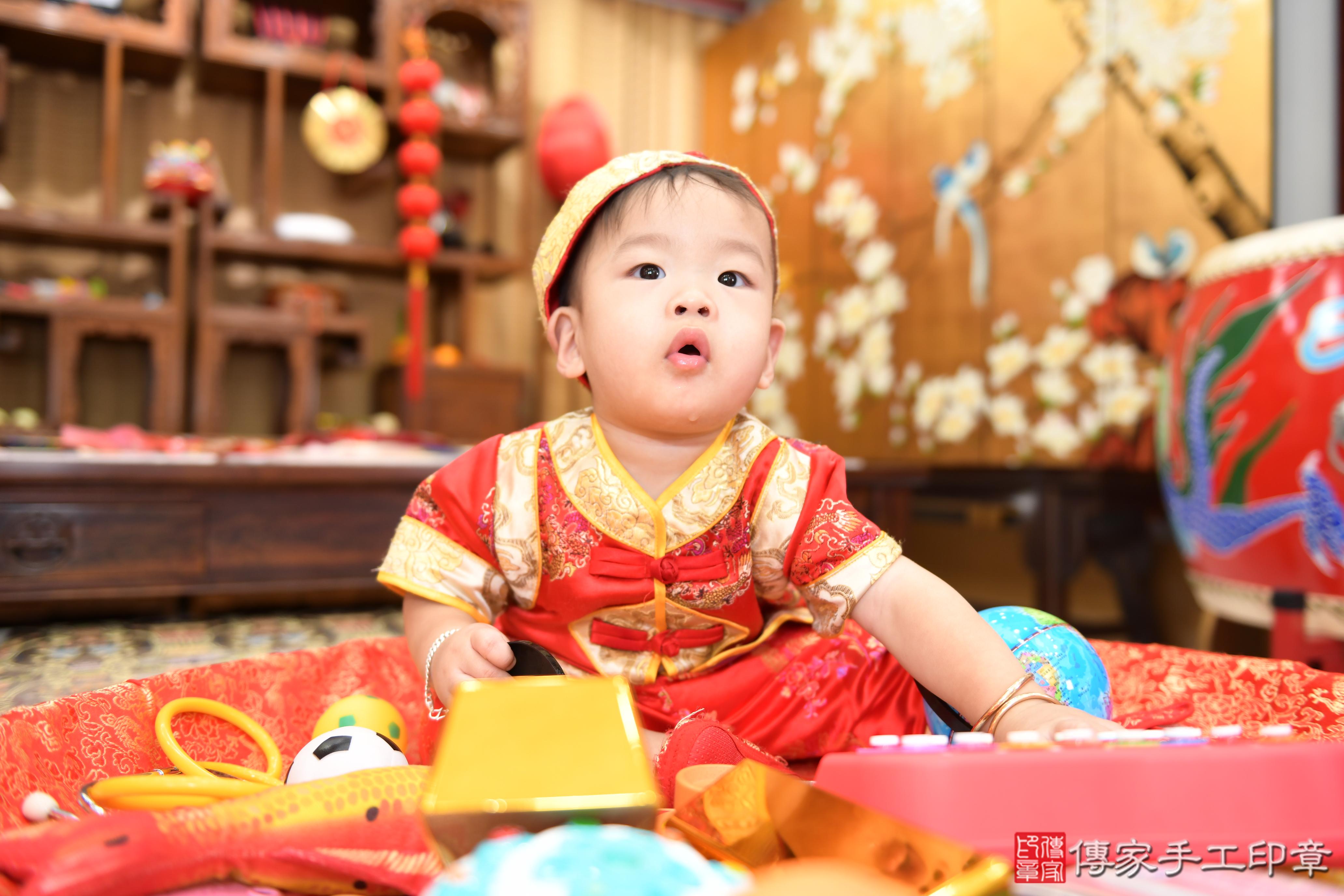 傳家手工印章台南店、抓周、度脺、美式風會場、傳家嬰兒古禮、吉祥話、抓周道具物品24種、拍照。抓周證書。寶寶抓周、滿周歲、生日快樂、祝福