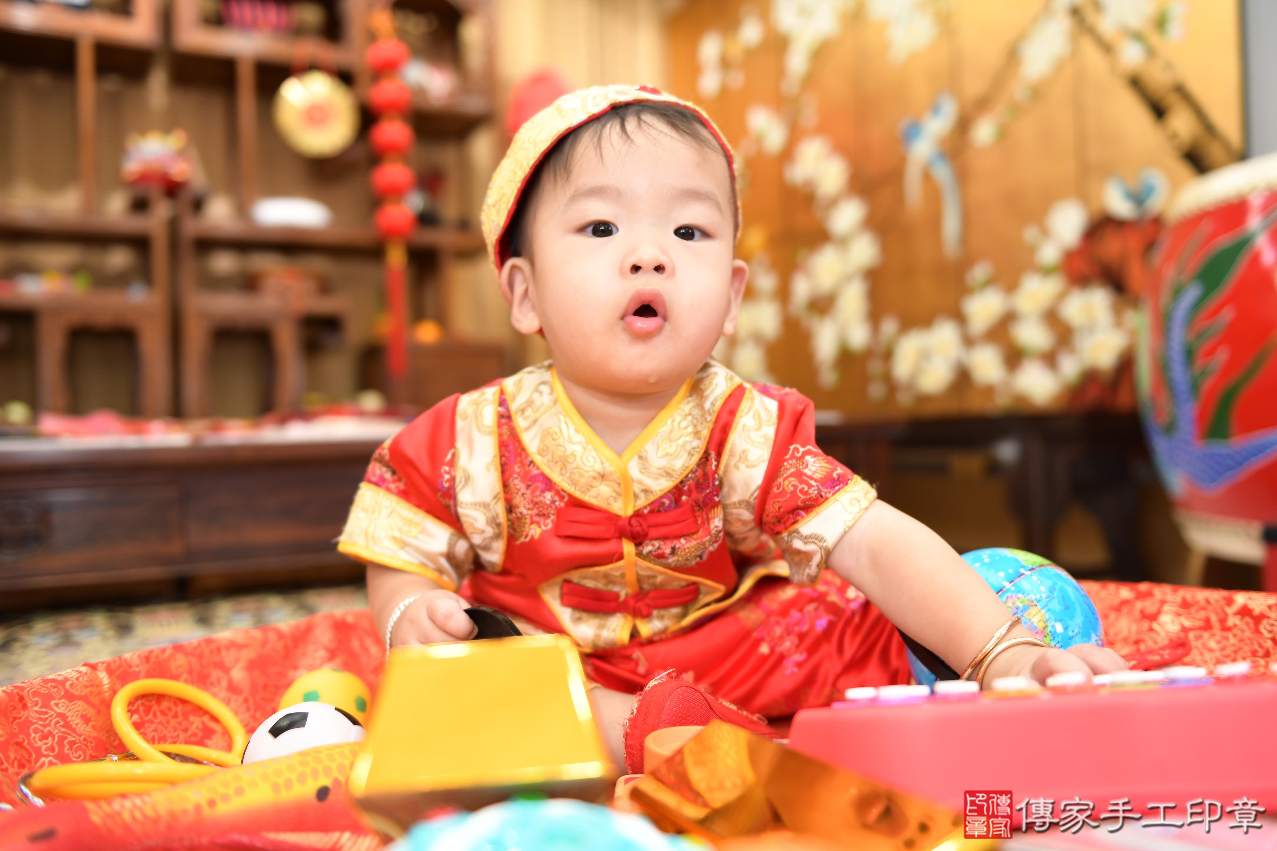 傳家手工印章台南店、抓周、度脺、美式風會場、傳家嬰兒古禮、吉祥話、抓周道具物品24種、拍照。抓周證書。寶寶抓周、滿周歲、生日快樂、祝福