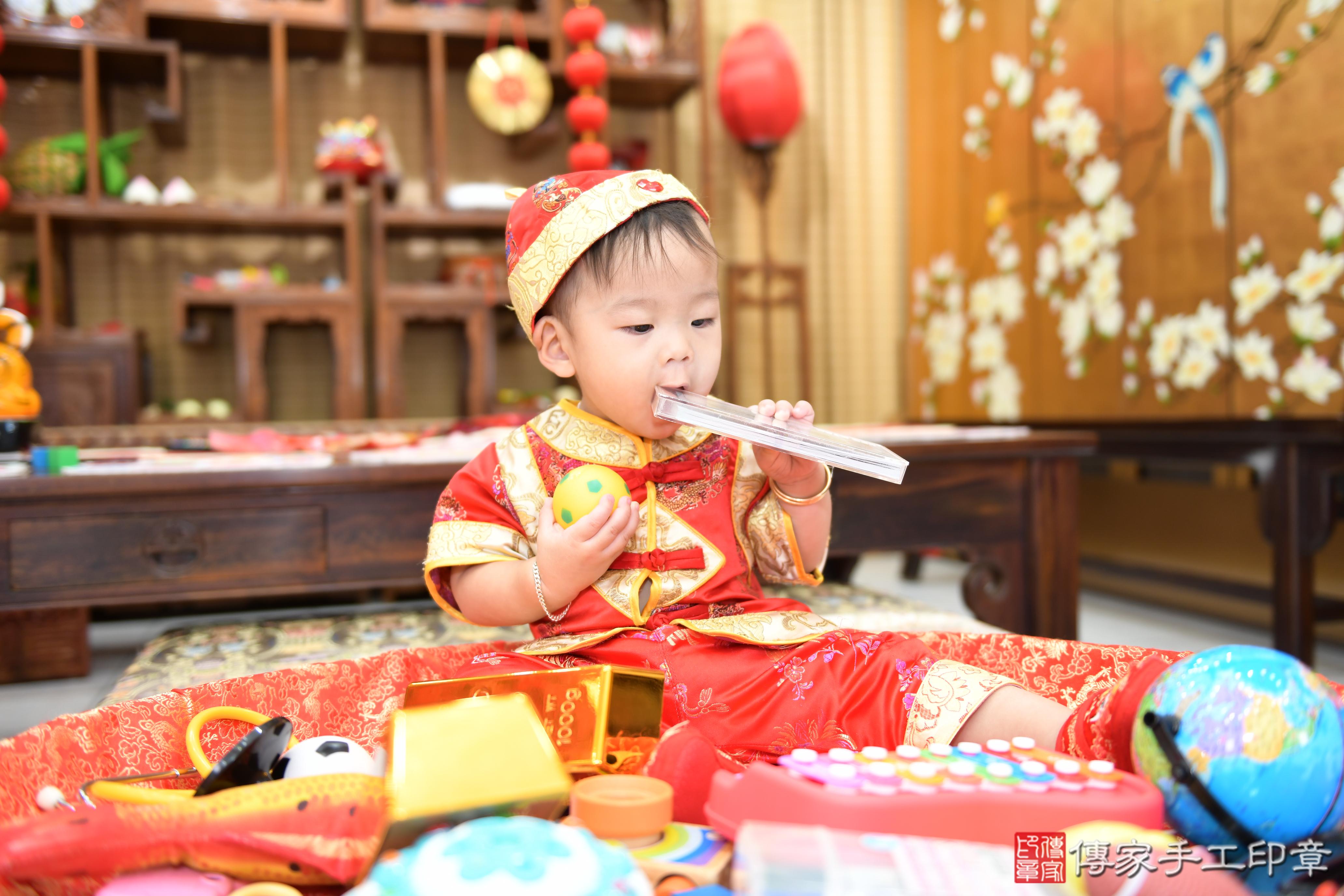 傳家手工印章台南店、抓周、度脺、美式風會場、傳家嬰兒古禮、吉祥話、抓周道具物品24種、拍照。抓周證書。寶寶抓周、滿周歲、生日快樂、祝福