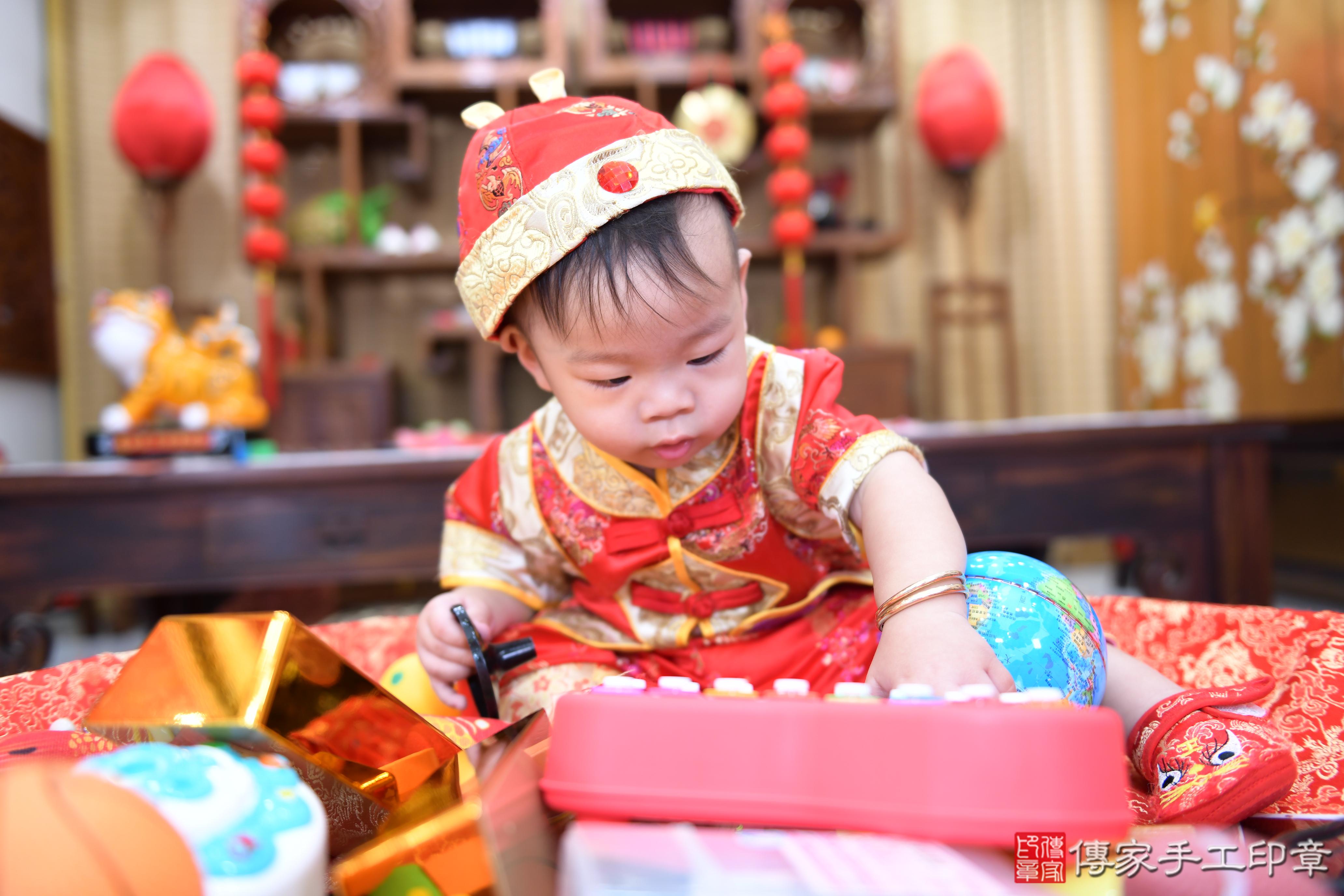 傳家手工印章台南店、抓周、度脺、美式風會場、傳家嬰兒古禮、吉祥話、抓周道具物品24種、拍照。抓周證書。寶寶抓周、滿周歲、生日快樂、祝福