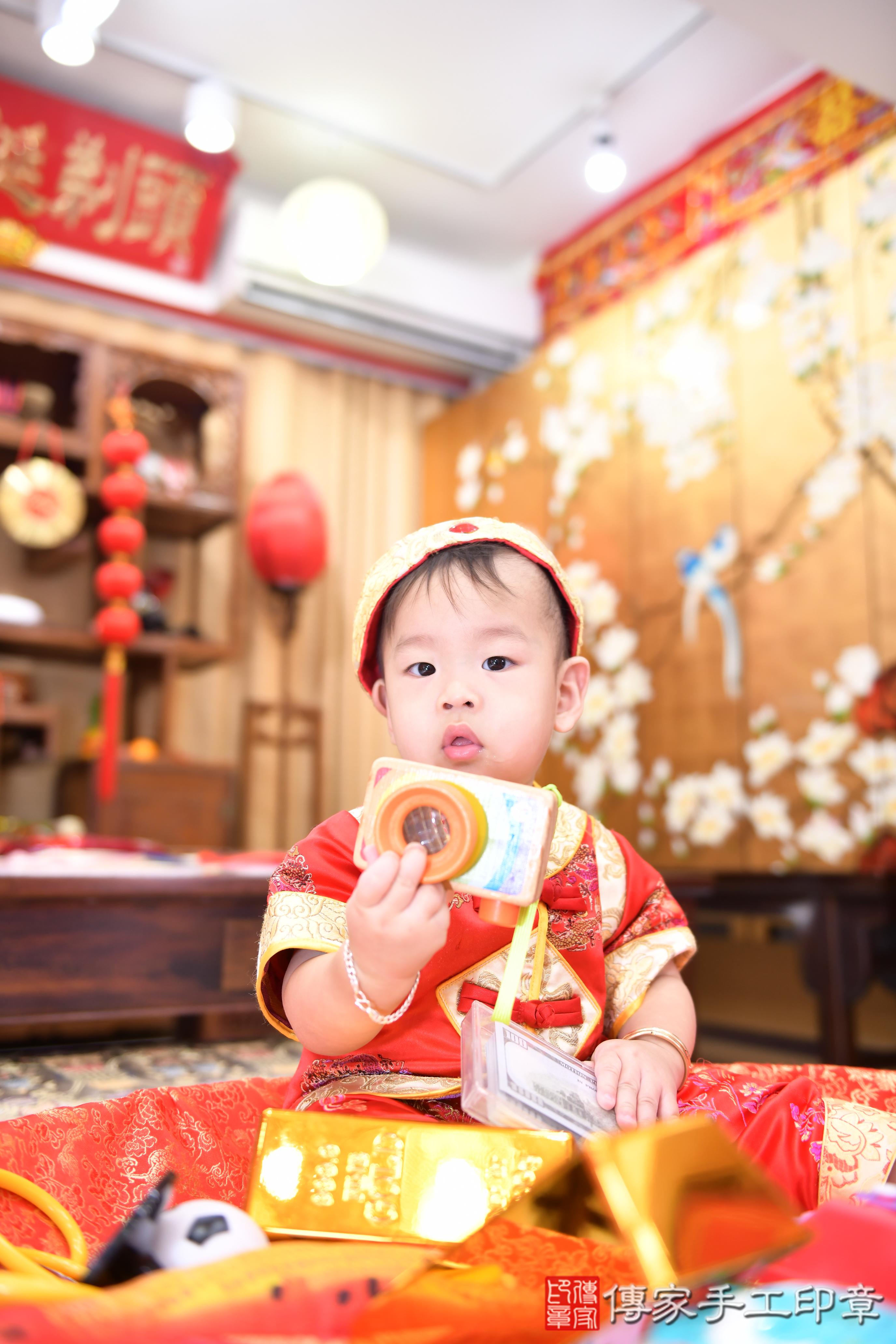 傳家手工印章台南店、抓周、度脺、美式風會場、傳家嬰兒古禮、吉祥話、抓周道具物品24種、拍照。抓周證書。寶寶抓周、滿周歲、生日快樂、祝福