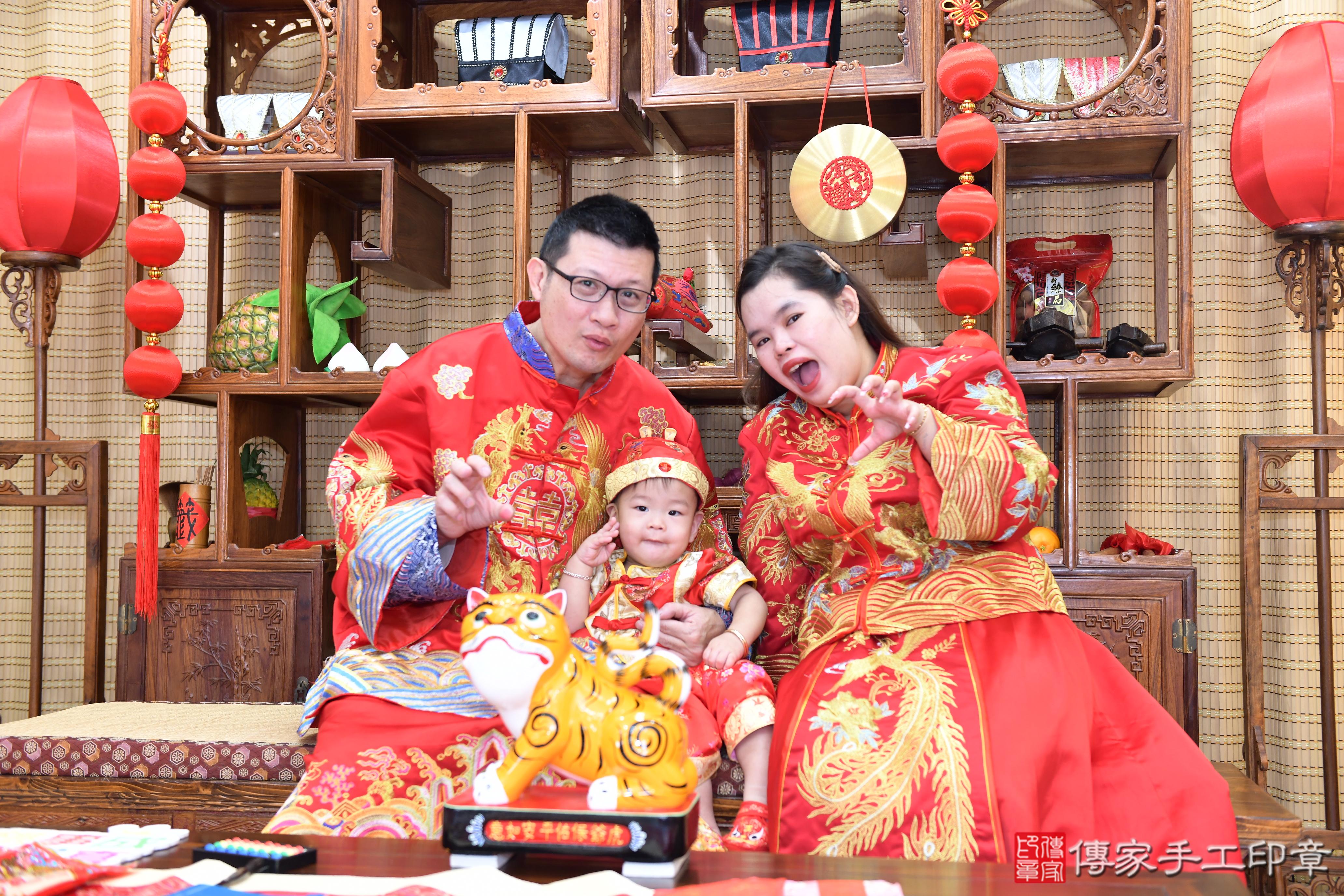 傳家手工印章台南店、抓周、度脺、美式風會場、傳家嬰兒古禮、吉祥話、抓周道具物品24種、拍照。抓周證書。寶寶抓周、滿周歲、生日快樂、祝福