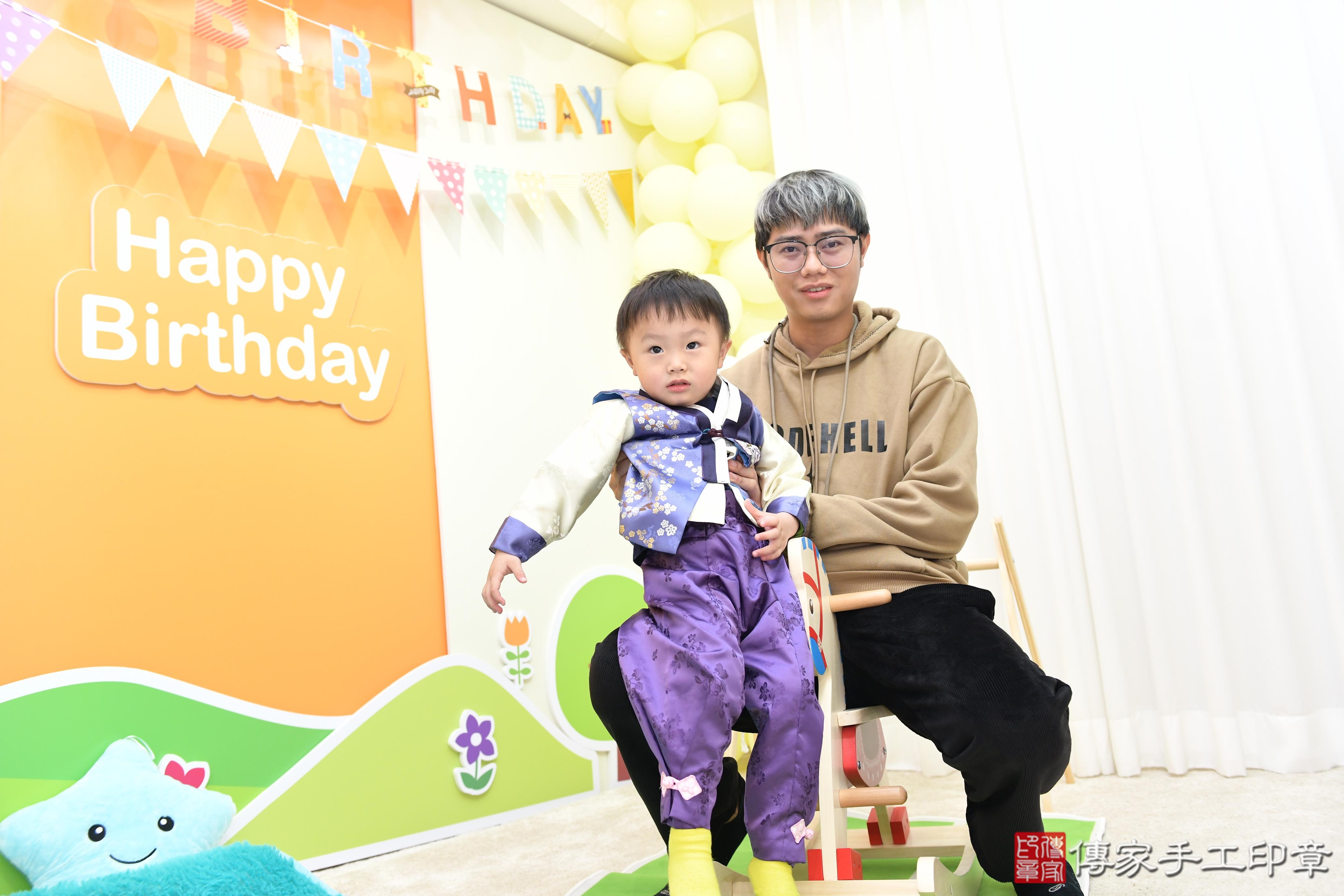 傳家手工印章台南店、抓周、度脺、美式風會場、傳家嬰兒古禮、吉祥話、抓周道具物品24種、拍照。抓周證書。寶寶抓周、滿周歲、生日快樂、祝福