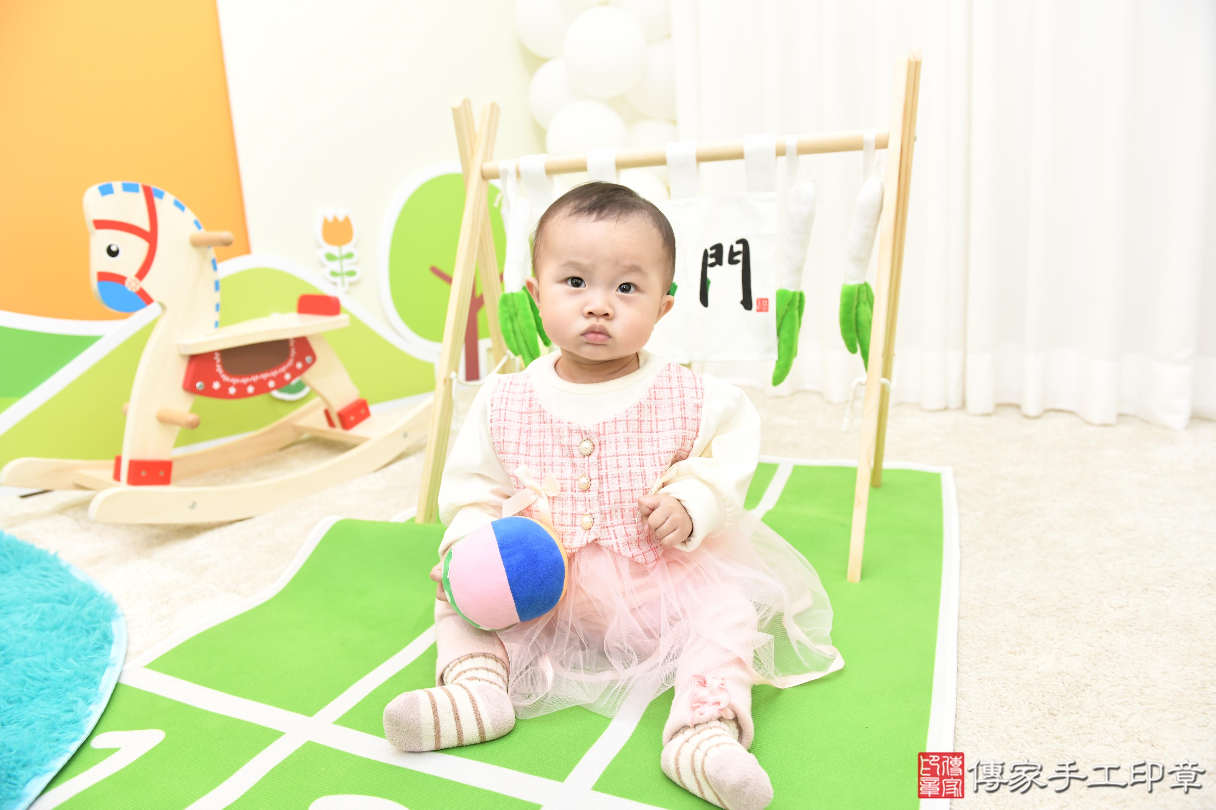 傳家手工印章台南店、抓周、度脺、美式風會場、傳家嬰兒古禮、吉祥話、抓周道具物品24種、拍照。抓周證書。寶寶抓周、滿周歲、生日快樂、祝福