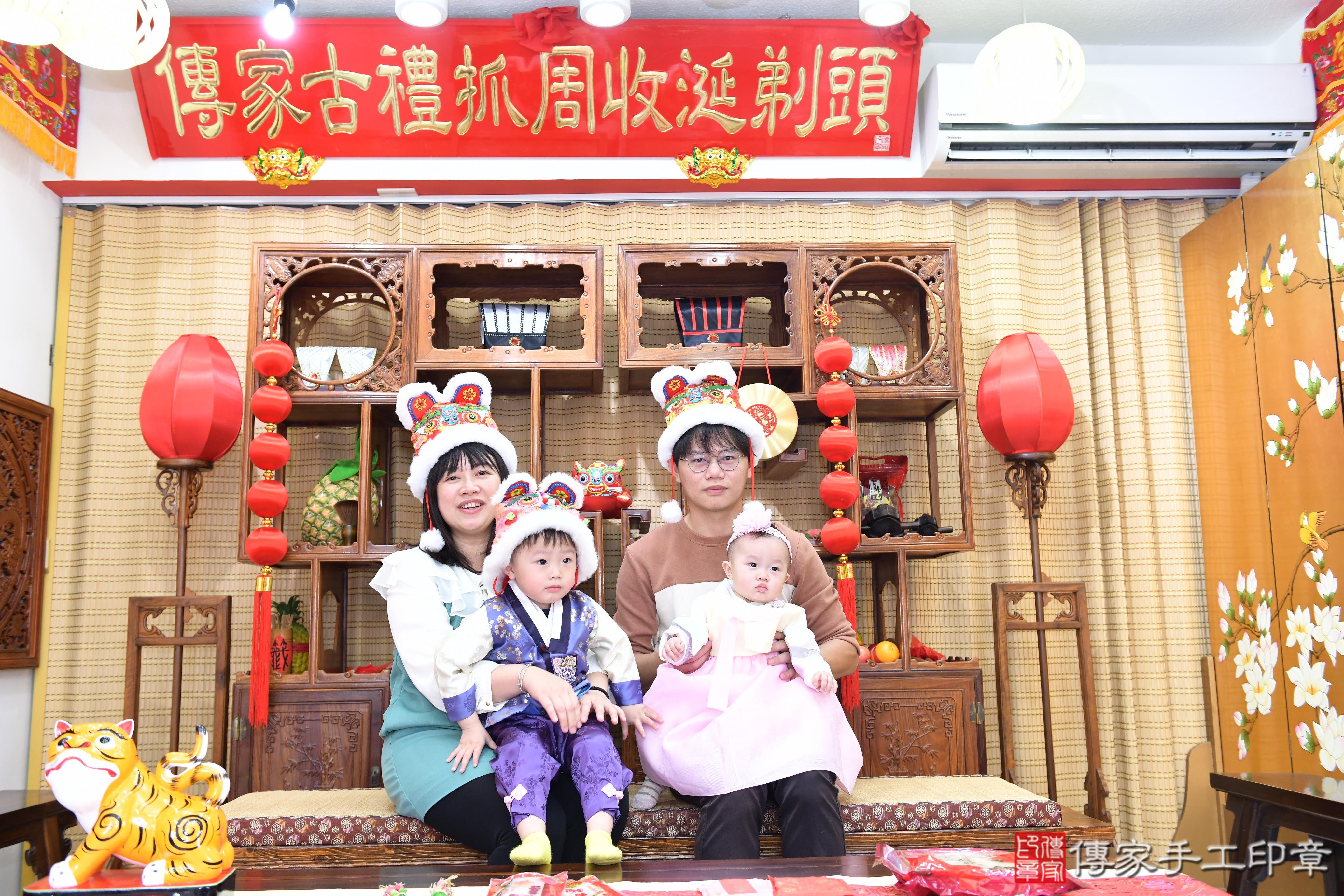 傳家手工印章台南店、抓周、度脺、美式風會場、傳家嬰兒古禮、吉祥話、抓周道具物品24種、拍照。抓周證書。寶寶抓周、滿周歲、生日快樂、祝福