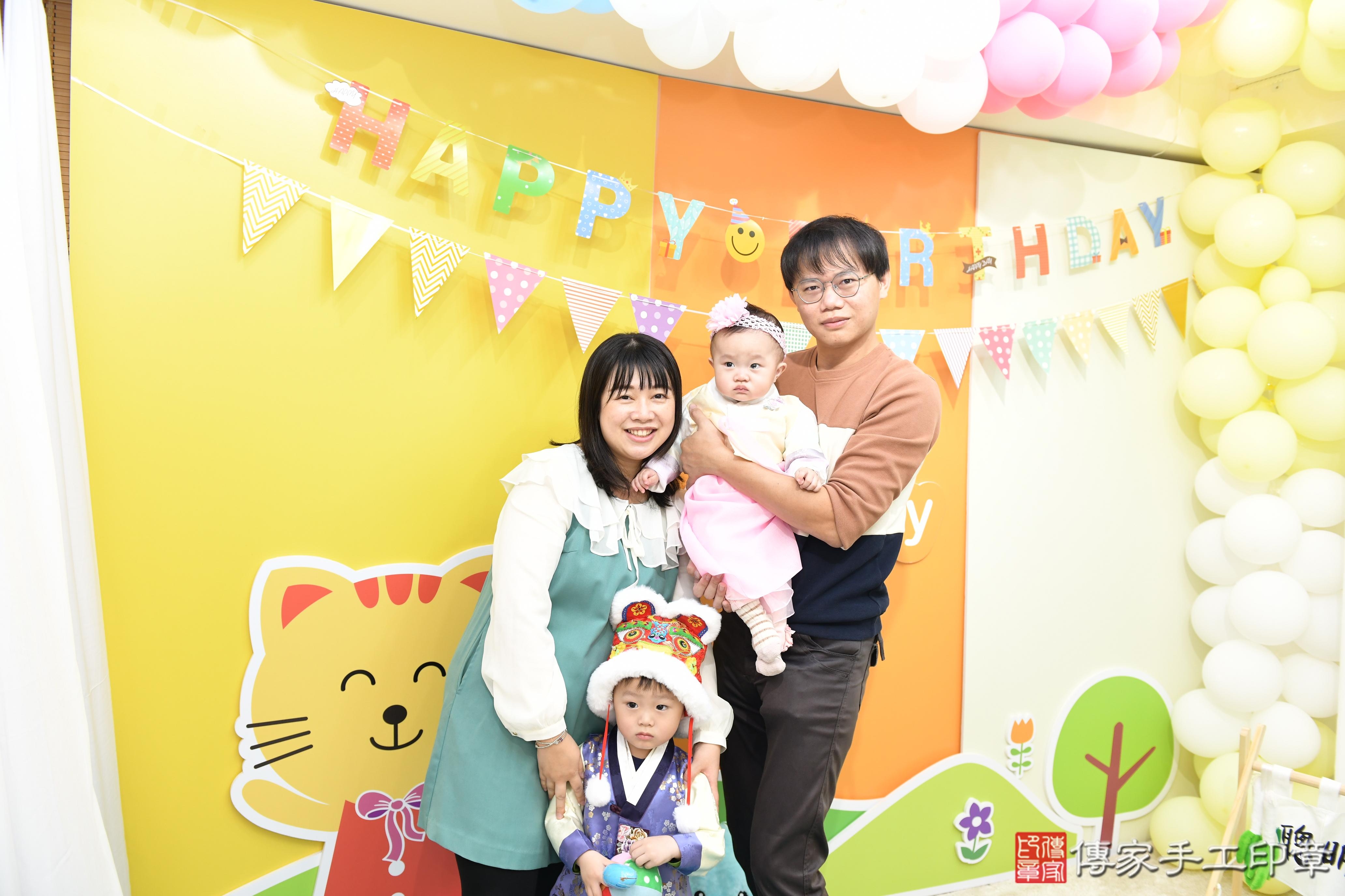 傳家手工印章台南店、抓周、度脺、美式風會場、傳家嬰兒古禮、吉祥話、抓周道具物品24種、拍照。抓周證書。寶寶抓周、滿周歲、生日快樂、祝福