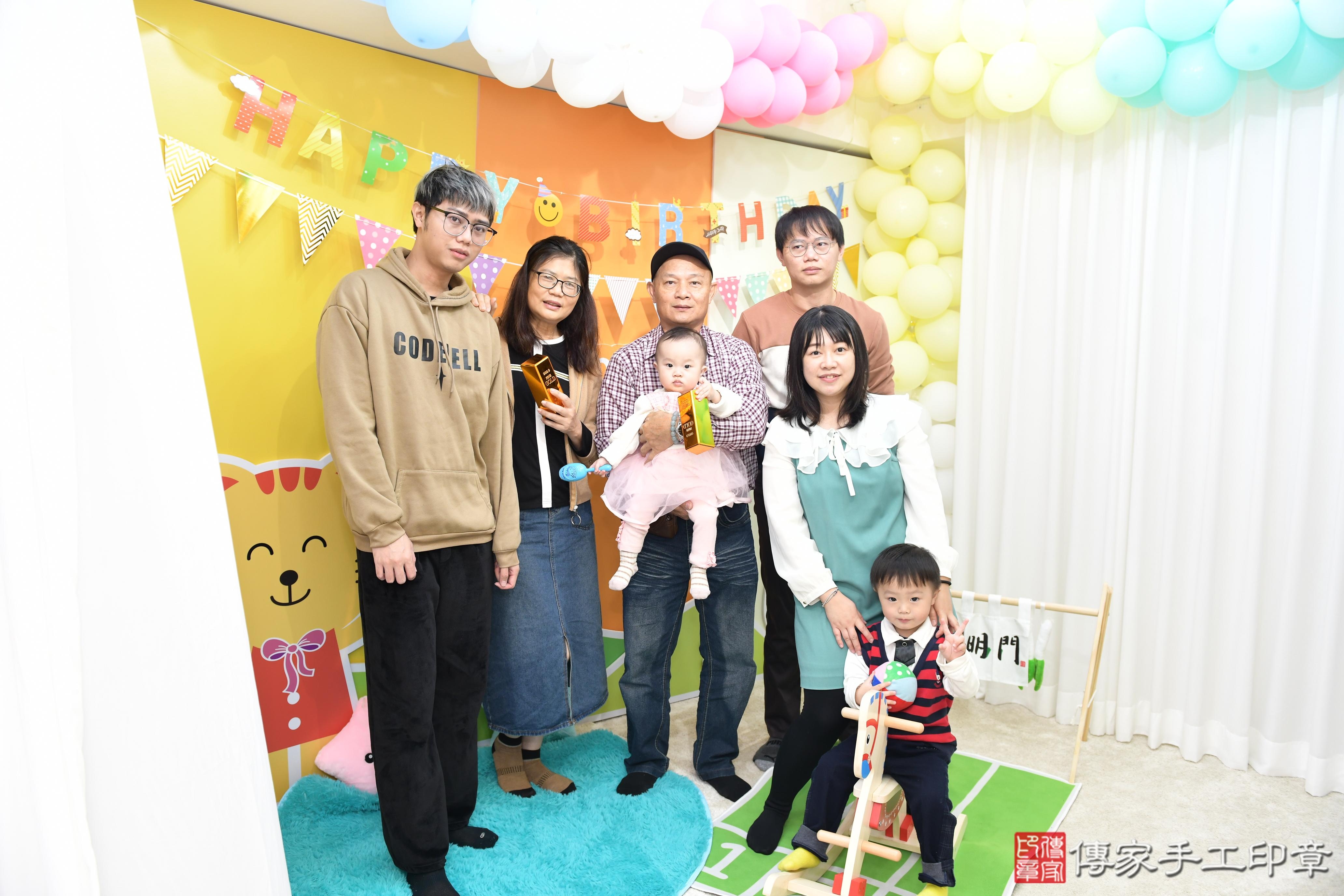 傳家手工印章台南店、抓周、度脺、美式風會場、傳家嬰兒古禮、吉祥話、抓周道具物品24種、拍照。抓周證書。寶寶抓周、滿周歲、生日快樂、祝福