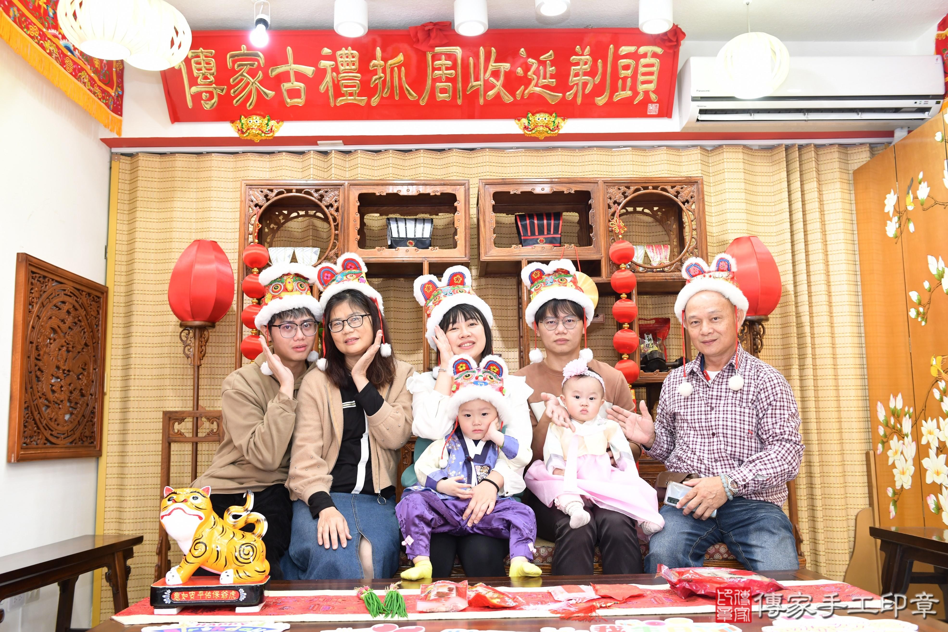 傳家手工印章台南店、抓周、度脺、美式風會場、傳家嬰兒古禮、吉祥話、抓周道具物品24種、拍照。抓周證書。寶寶抓周、滿周歲、生日快樂、祝福