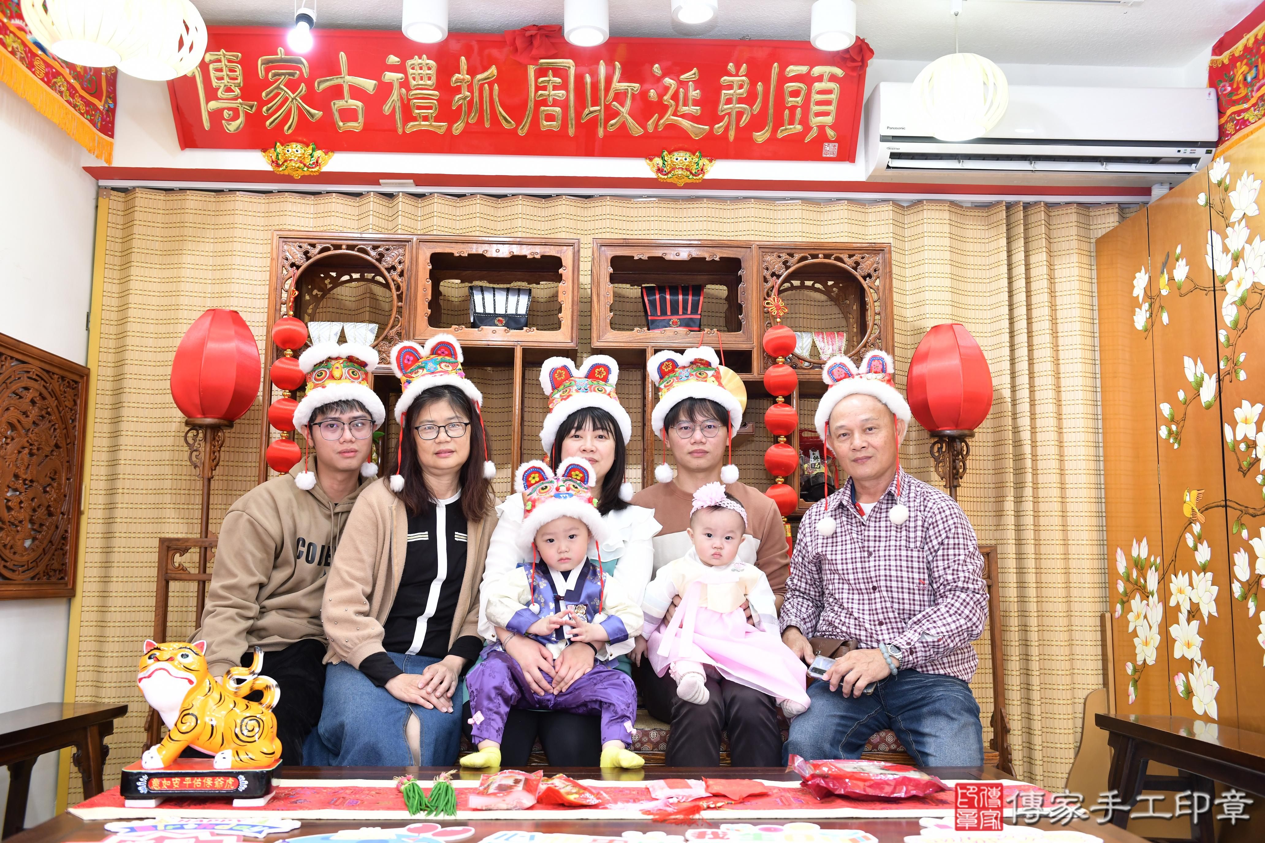 傳家手工印章台南店、抓周、度脺、美式風會場、傳家嬰兒古禮、吉祥話、抓周道具物品24種、拍照。抓周證書。寶寶抓周、滿周歲、生日快樂、祝福