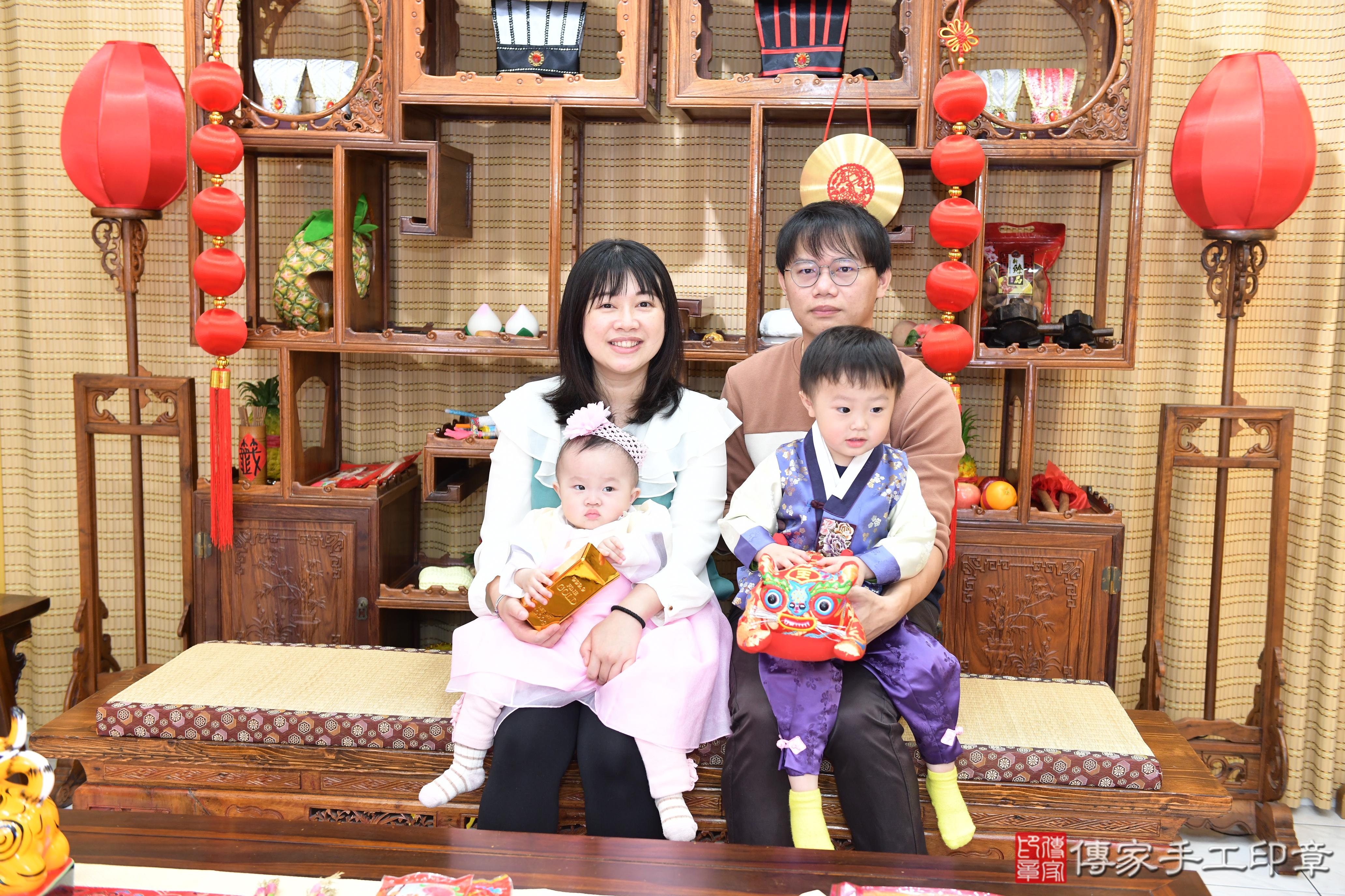 傳家手工印章台南店、抓周、度脺、美式風會場、傳家嬰兒古禮、吉祥話、抓周道具物品24種、拍照。抓周證書。寶寶抓周、滿周歲、生日快樂、祝福