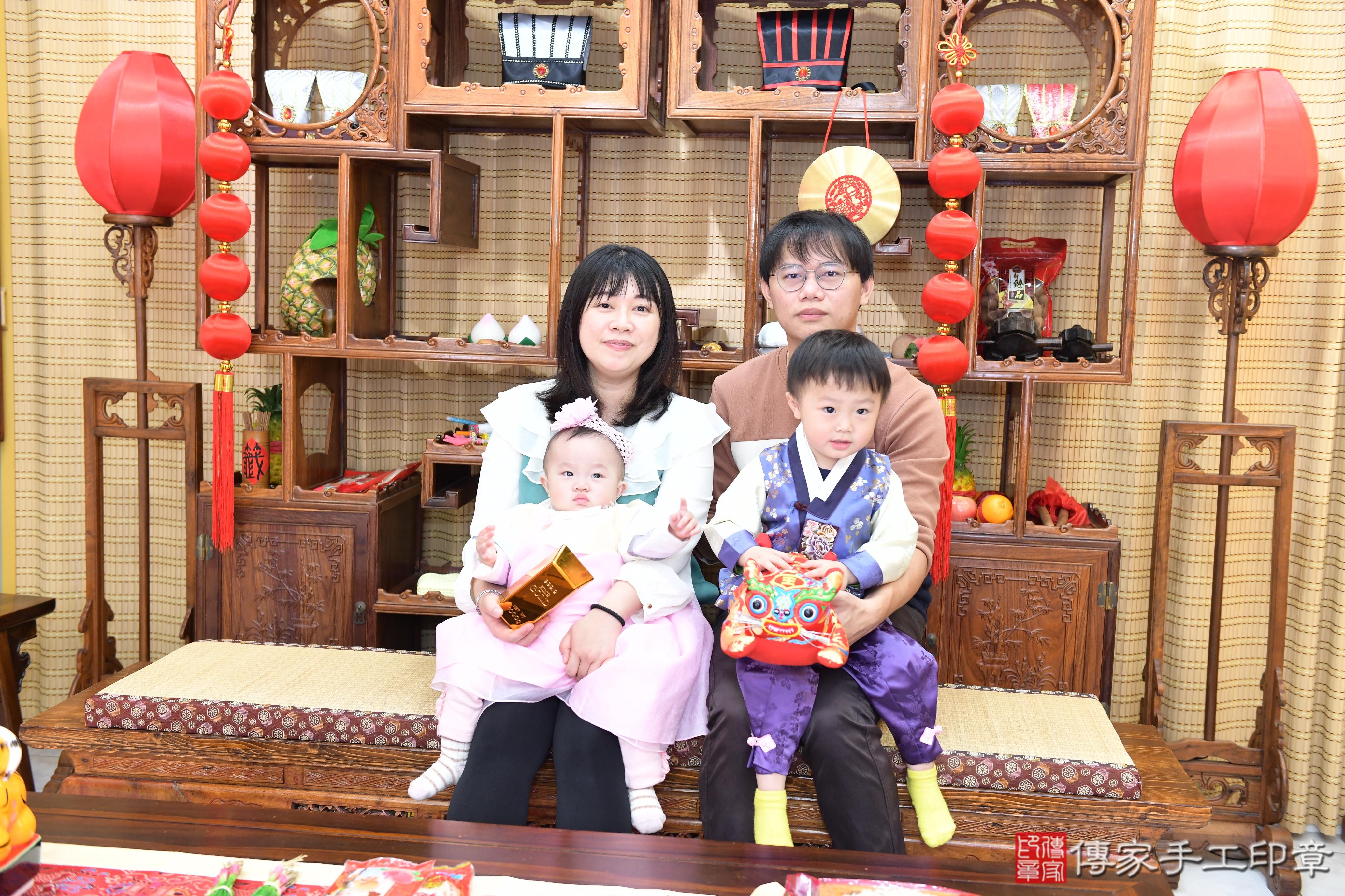 傳家手工印章台南店、抓周、度脺、美式風會場、傳家嬰兒古禮、吉祥話、抓周道具物品24種、拍照。抓周證書。寶寶抓周、滿周歲、生日快樂、祝福