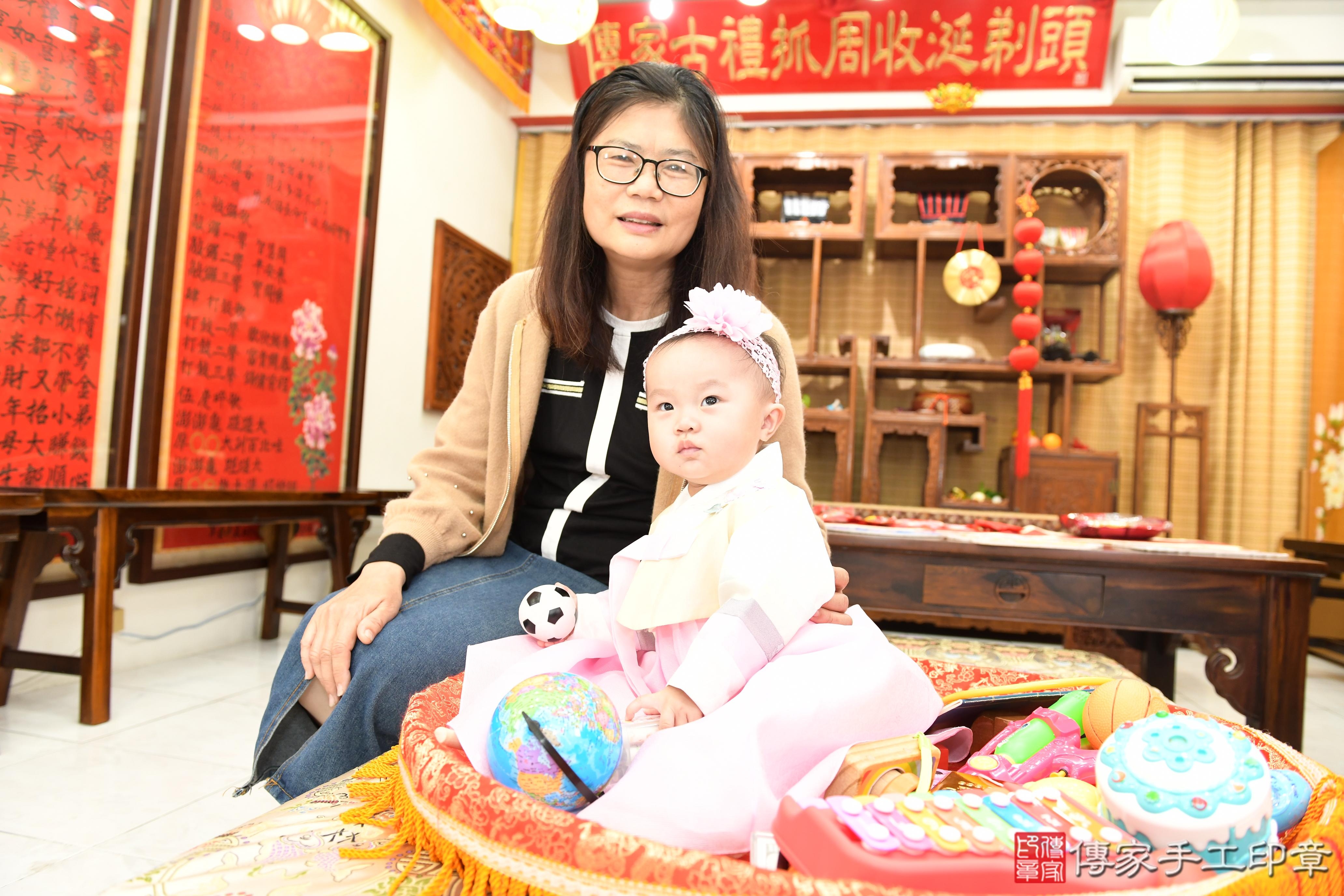 傳家手工印章台南店、抓周、度脺、美式風會場、傳家嬰兒古禮、吉祥話、抓周道具物品24種、拍照。抓周證書。寶寶抓周、滿周歲、生日快樂、祝福