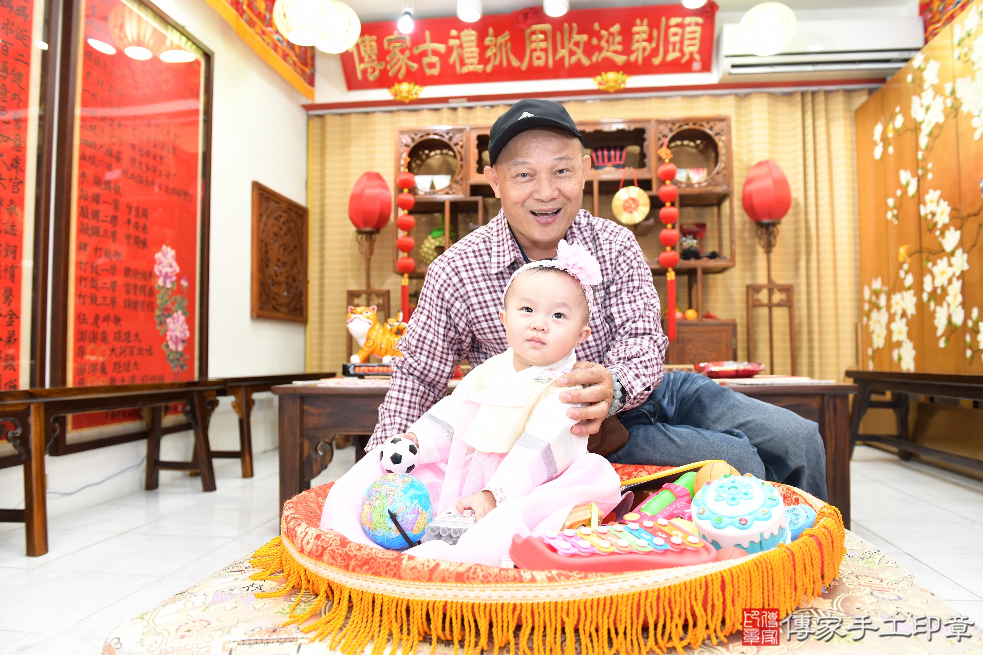 傳家手工印章台南店、抓周、度脺、美式風會場、傳家嬰兒古禮、吉祥話、抓周道具物品24種、拍照。抓周證書。寶寶抓周、滿周歲、生日快樂、祝福