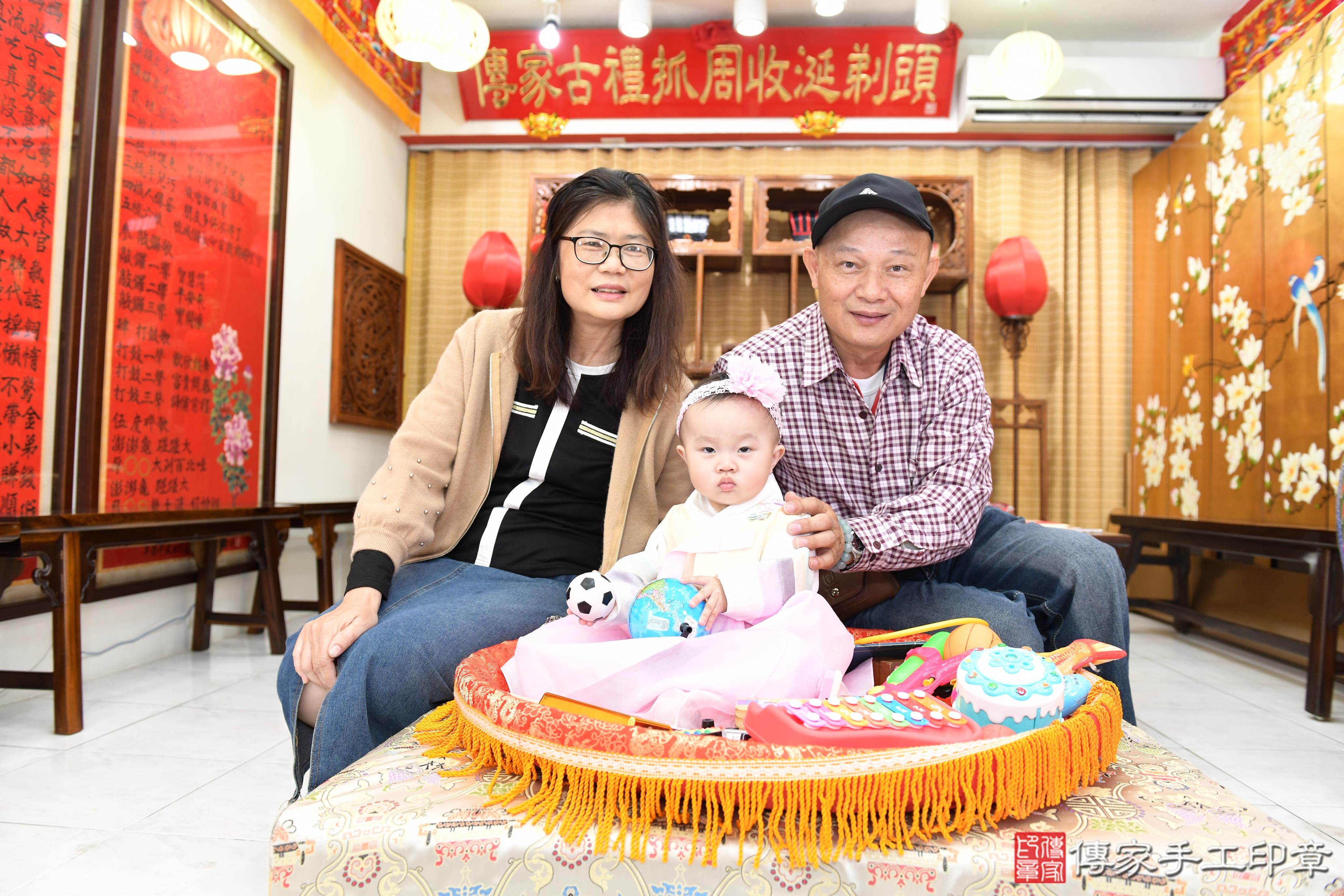 傳家手工印章台南店、抓周、度脺、美式風會場、傳家嬰兒古禮、吉祥話、抓周道具物品24種、拍照。抓周證書。寶寶抓周、滿周歲、生日快樂、祝福