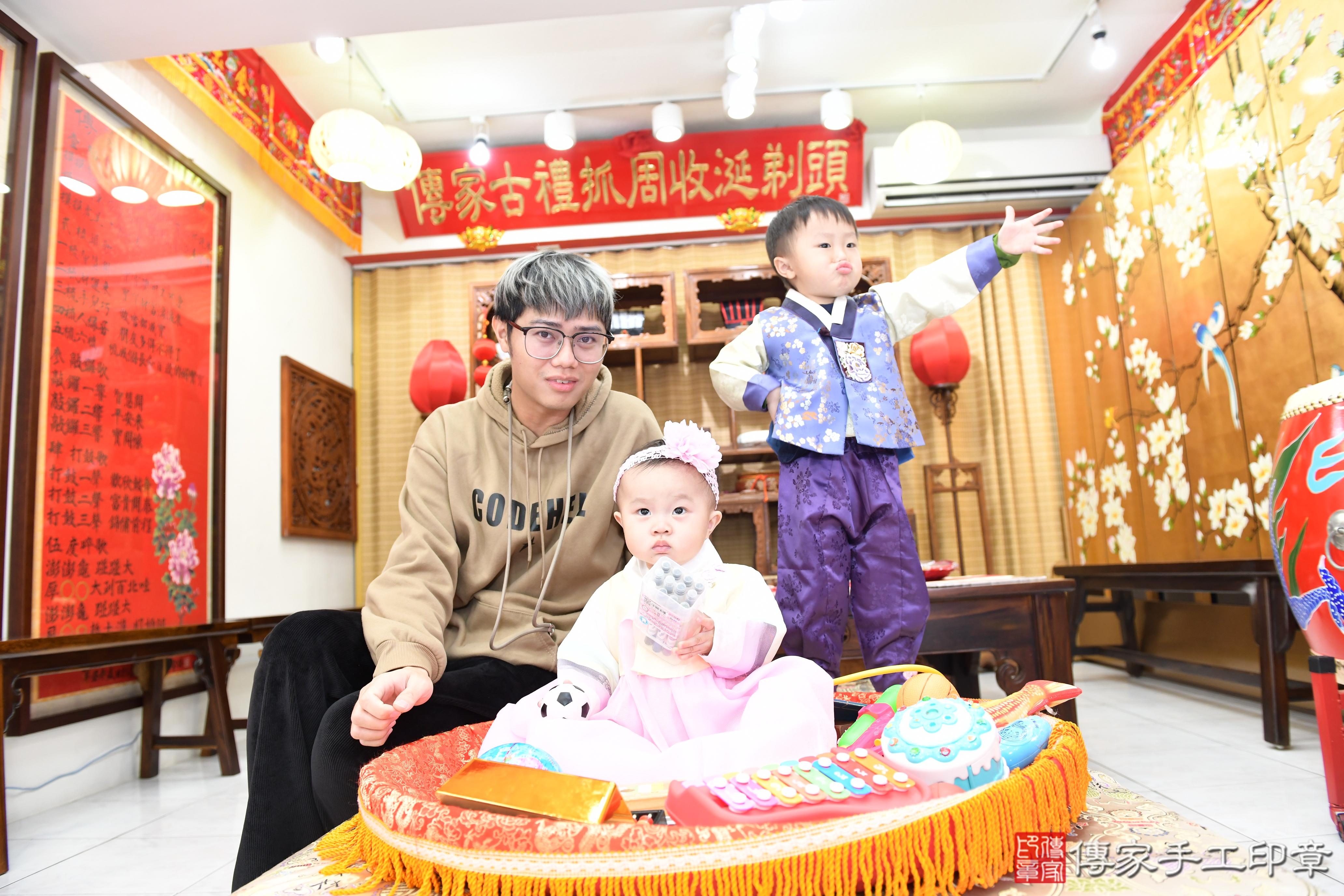 傳家手工印章台南店、抓周、度脺、美式風會場、傳家嬰兒古禮、吉祥話、抓周道具物品24種、拍照。抓周證書。寶寶抓周、滿周歲、生日快樂、祝福