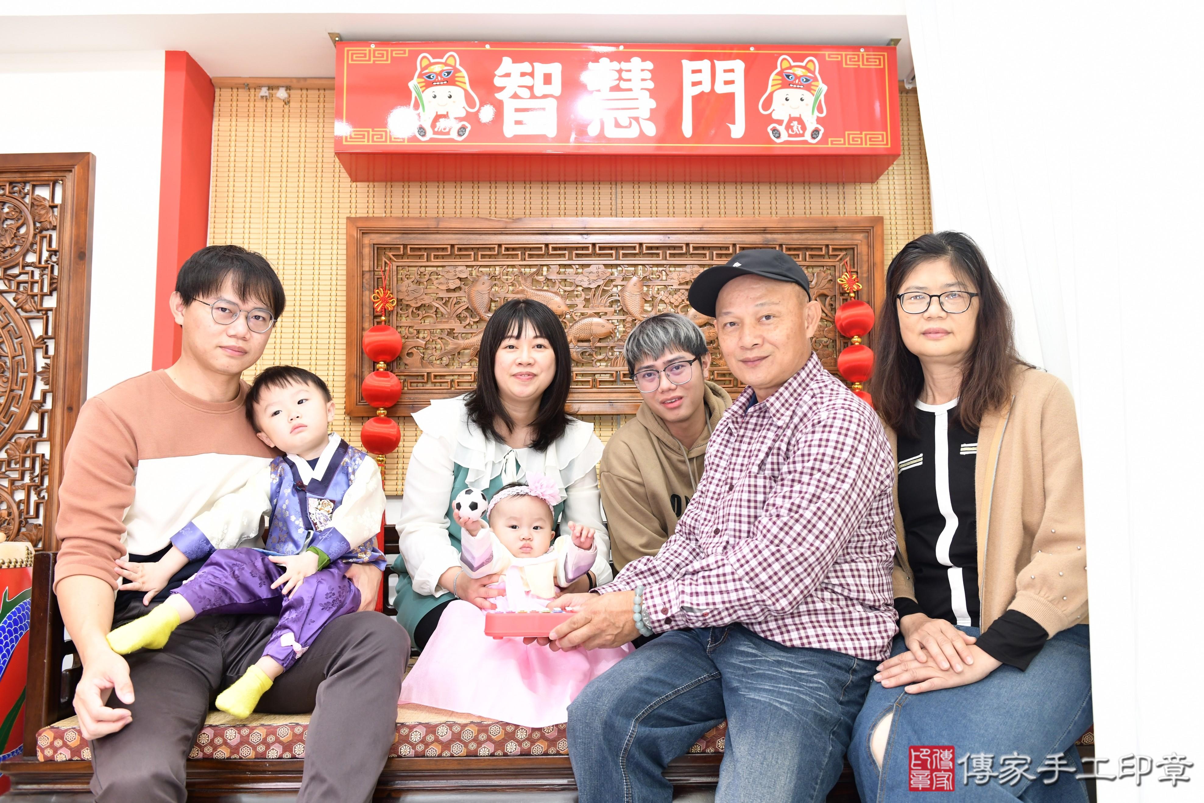 傳家手工印章台南店、抓周、度脺、美式風會場、傳家嬰兒古禮、吉祥話、抓周道具物品24種、拍照。抓周證書。寶寶抓周、滿周歲、生日快樂、祝福