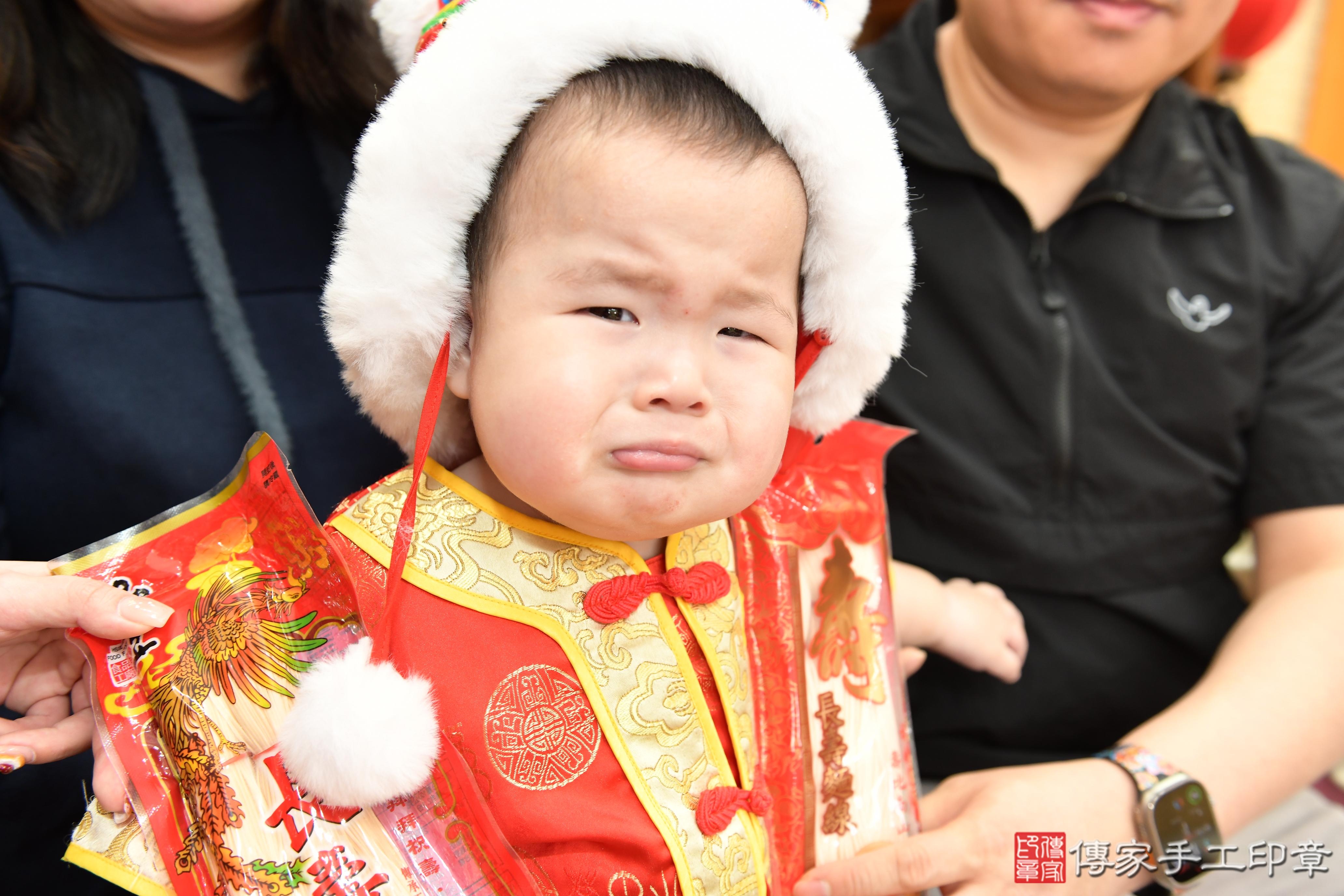 傳家手工印章台南店、抓周、度脺、美式風會場、傳家嬰兒古禮、吉祥話、抓周道具物品24種、拍照。抓周證書。寶寶抓周、滿周歲、生日快樂、祝福