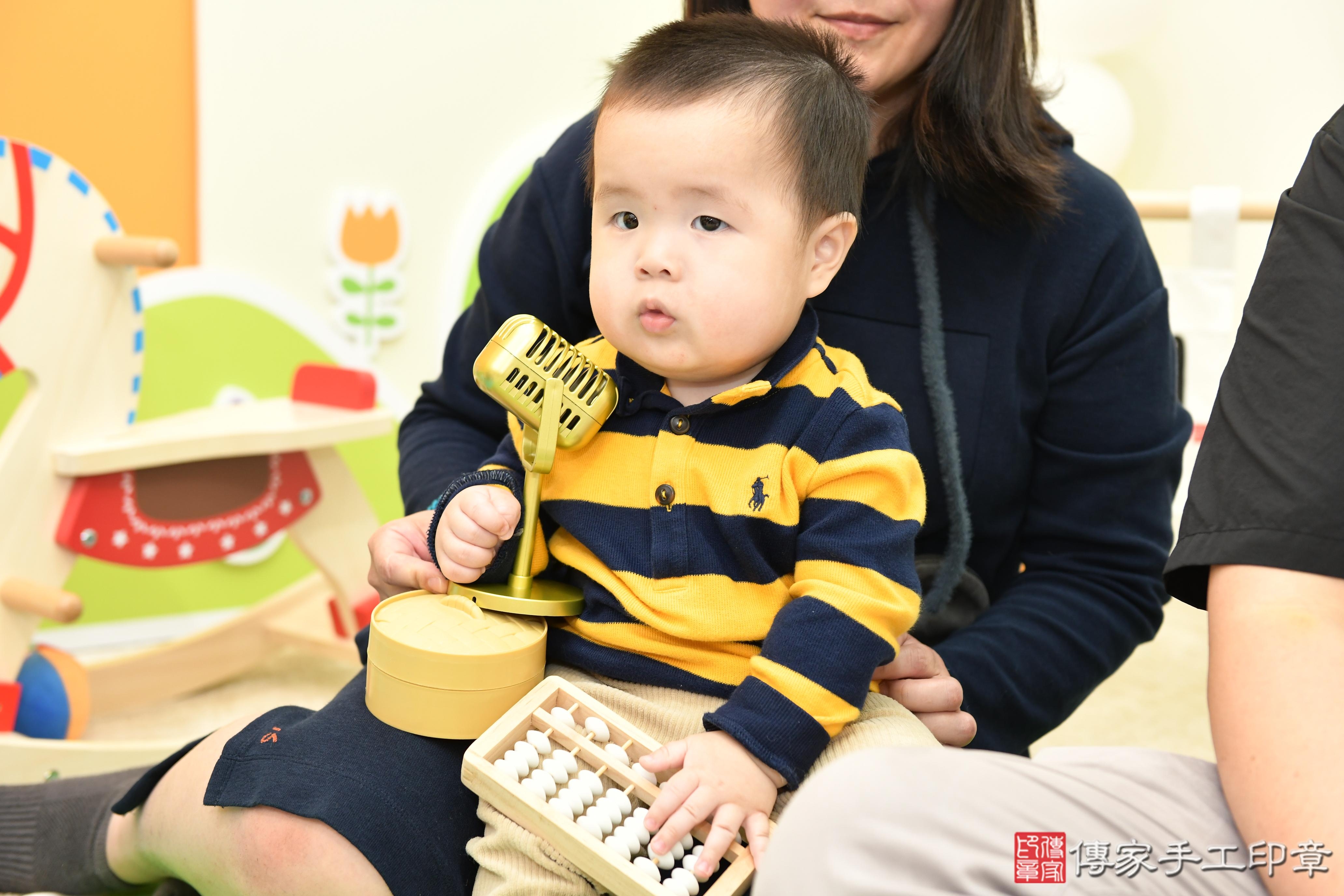 傳家手工印章台南店、抓周、度脺、美式風會場、傳家嬰兒古禮、吉祥話、抓周道具物品24種、拍照。抓周證書。寶寶抓周、滿周歲、生日快樂、祝福