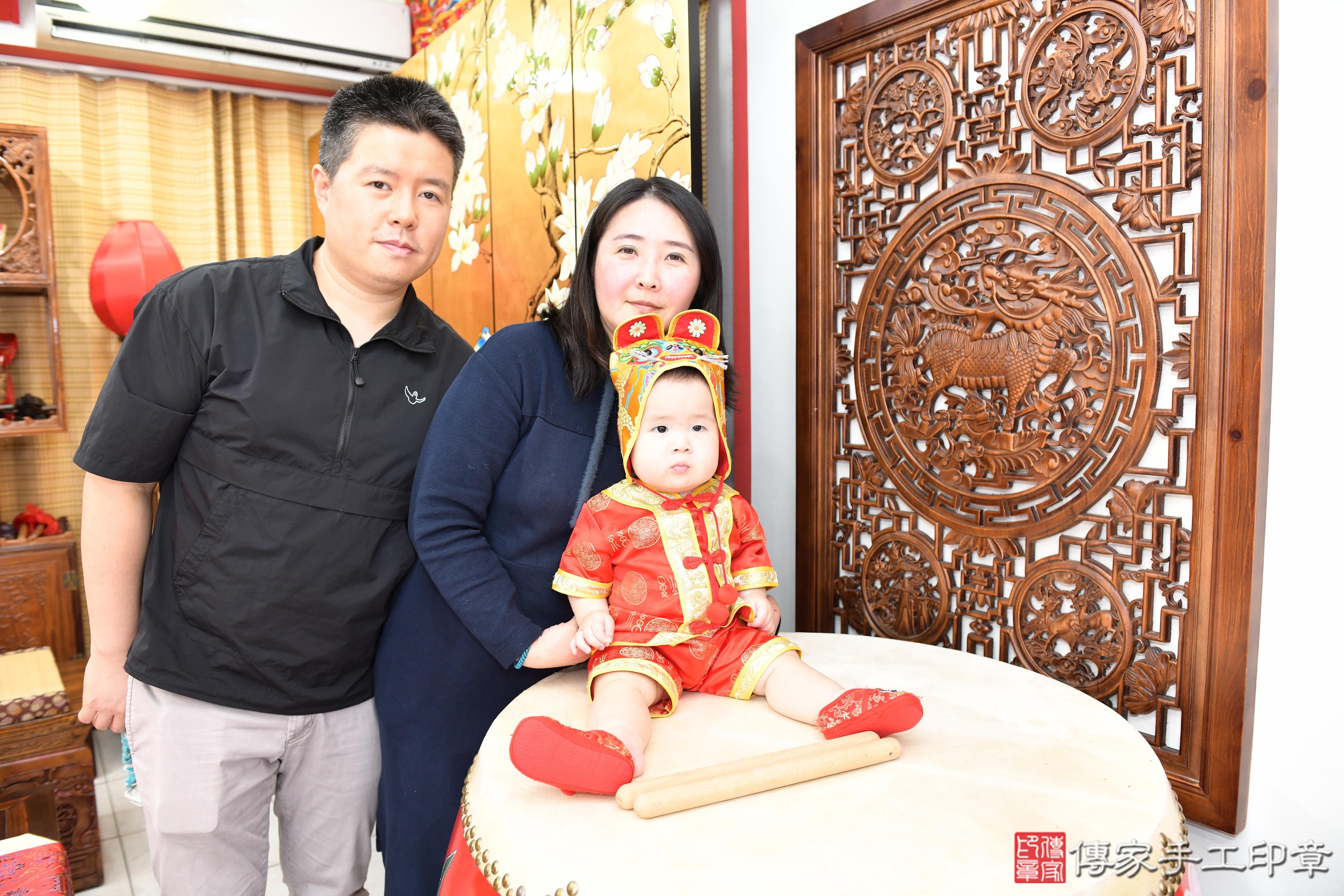 傳家手工印章台南店、抓周、度脺、美式風會場、傳家嬰兒古禮、吉祥話、抓周道具物品24種、拍照。抓周證書。寶寶抓周、滿周歲、生日快樂、祝福