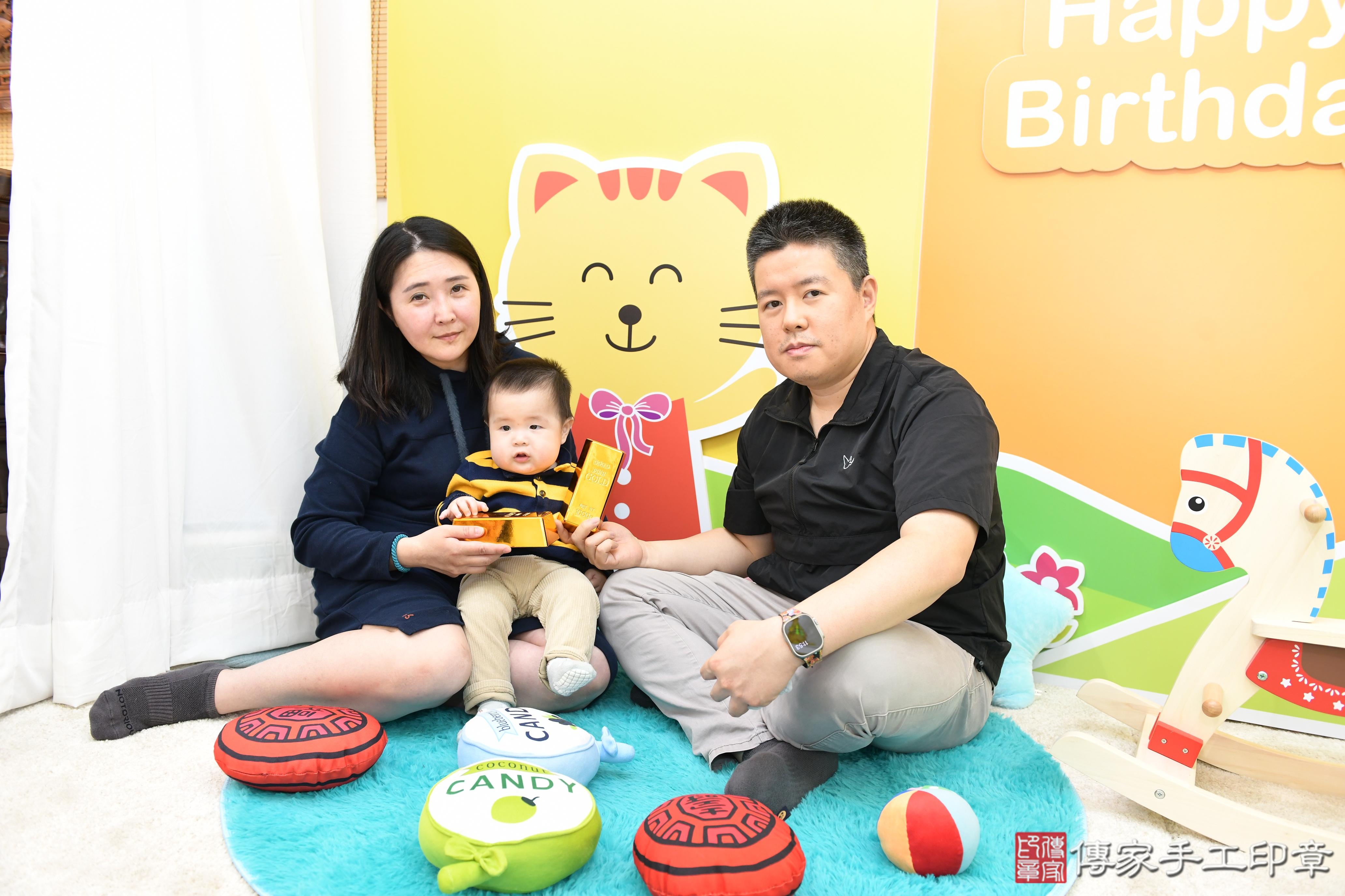 傳家手工印章台南店、抓周、度脺、美式風會場、傳家嬰兒古禮、吉祥話、抓周道具物品24種、拍照。抓周證書。寶寶抓周、滿周歲、生日快樂、祝福