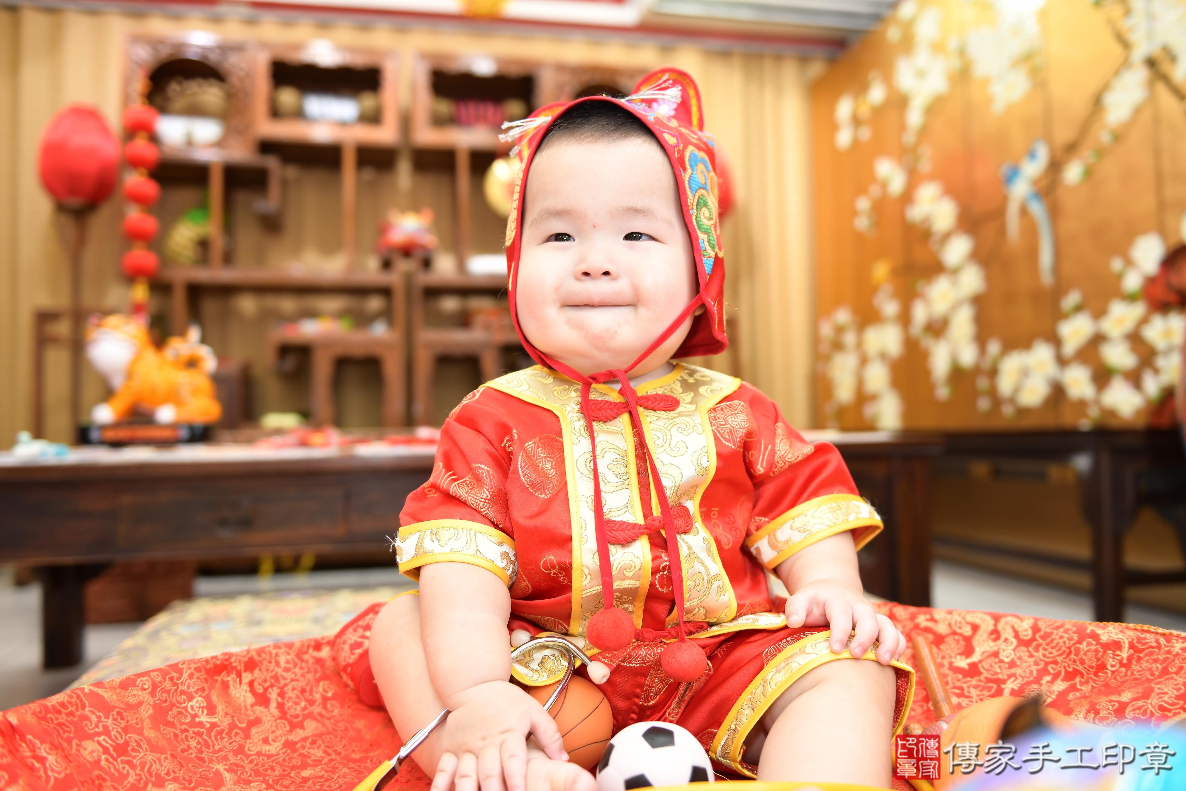 傳家手工印章台南店、抓周、度脺、美式風會場、傳家嬰兒古禮、吉祥話、抓周道具物品24種、拍照。抓周證書。寶寶抓周、滿周歲、生日快樂、祝福
