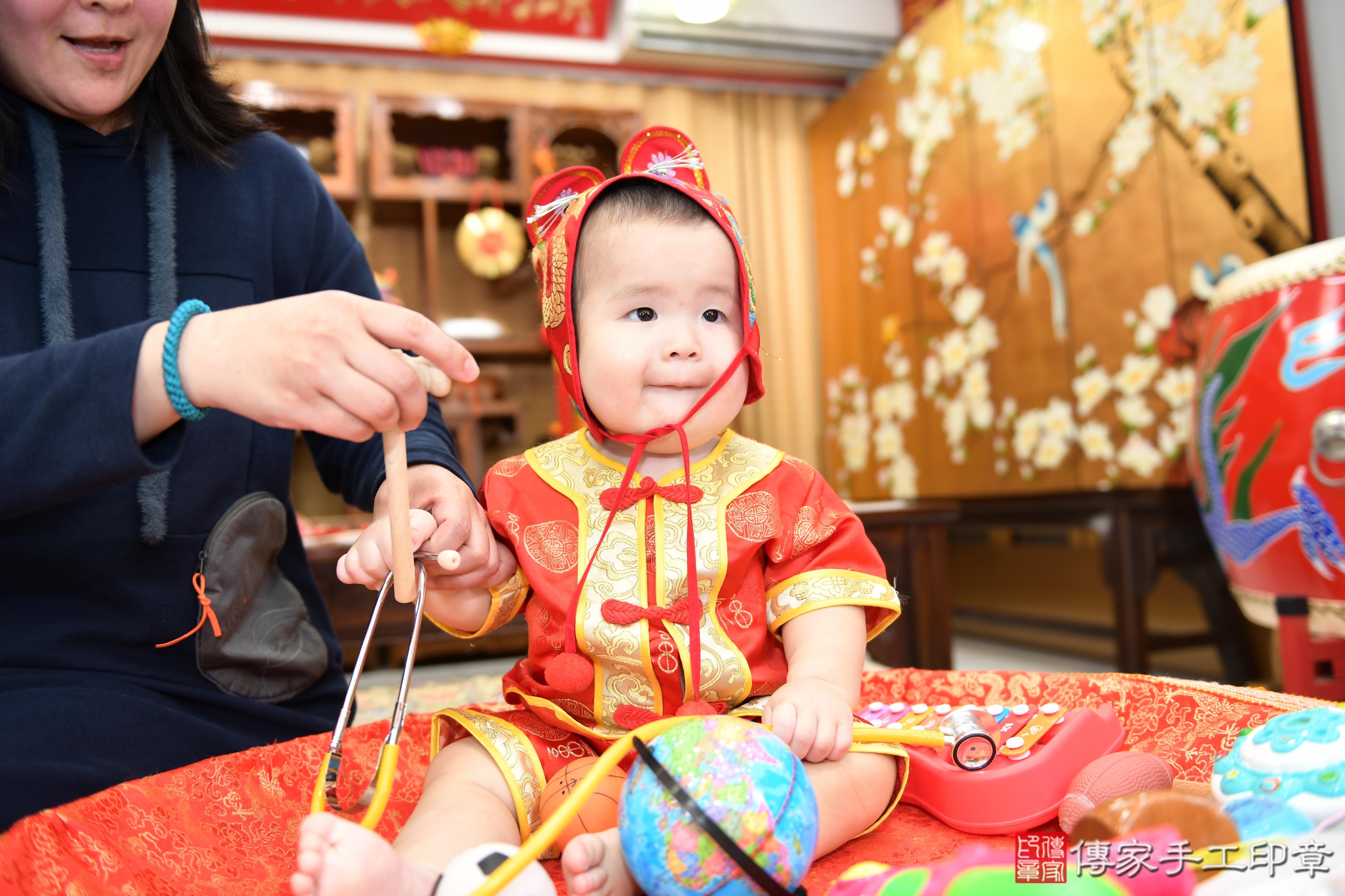 傳家手工印章台南店、抓周、度脺、美式風會場、傳家嬰兒古禮、吉祥話、抓周道具物品24種、拍照。抓周證書。寶寶抓周、滿周歲、生日快樂、祝福