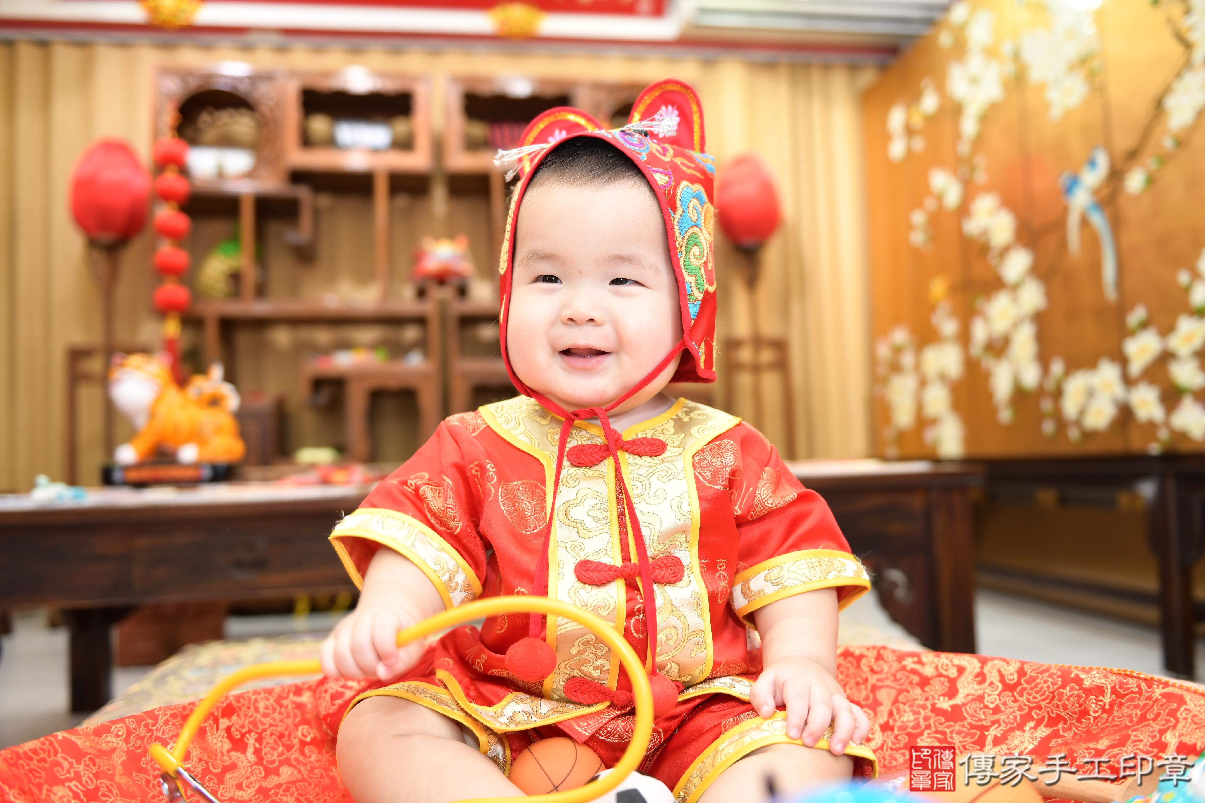 傳家手工印章台南店、抓周、度脺、美式風會場、傳家嬰兒古禮、吉祥話、抓周道具物品24種、拍照。抓周證書。寶寶抓周、滿周歲、生日快樂、祝福