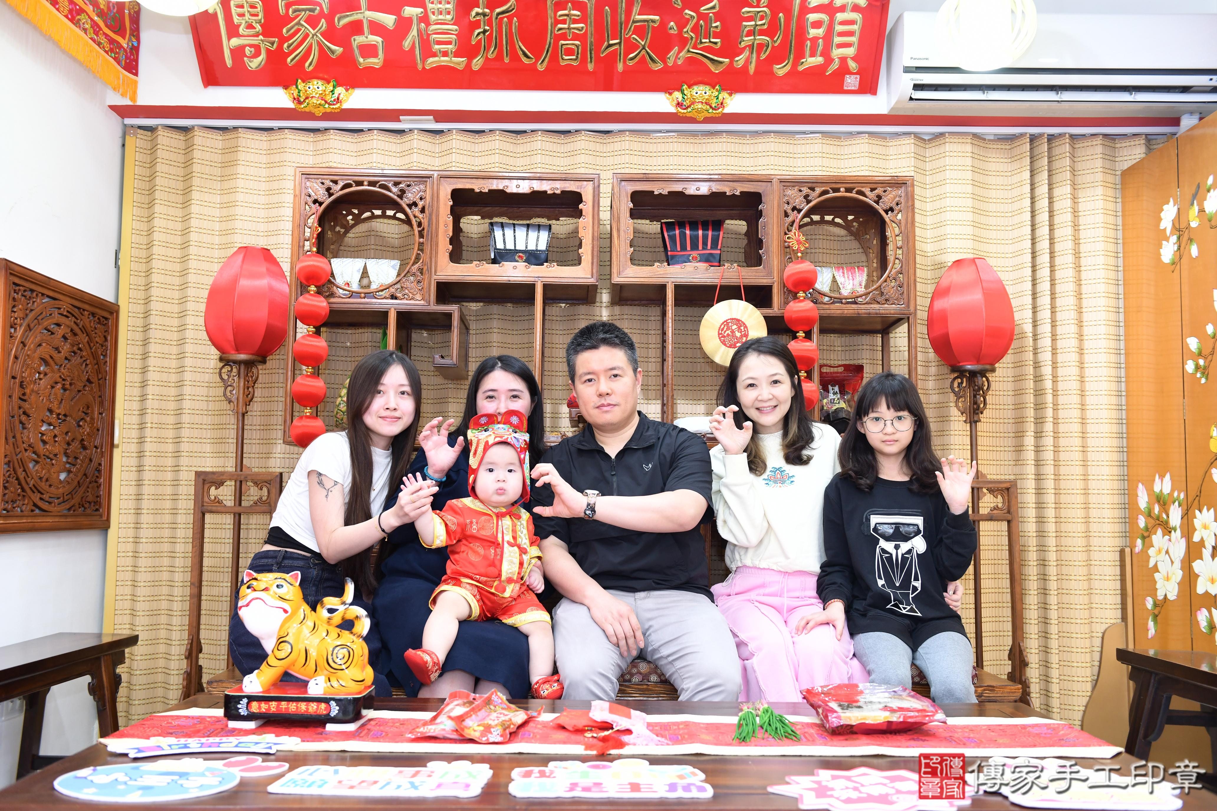 傳家手工印章台南店、抓周、度脺、美式風會場、傳家嬰兒古禮、吉祥話、抓周道具物品24種、拍照。抓周證書。寶寶抓周、滿周歲、生日快樂、祝福