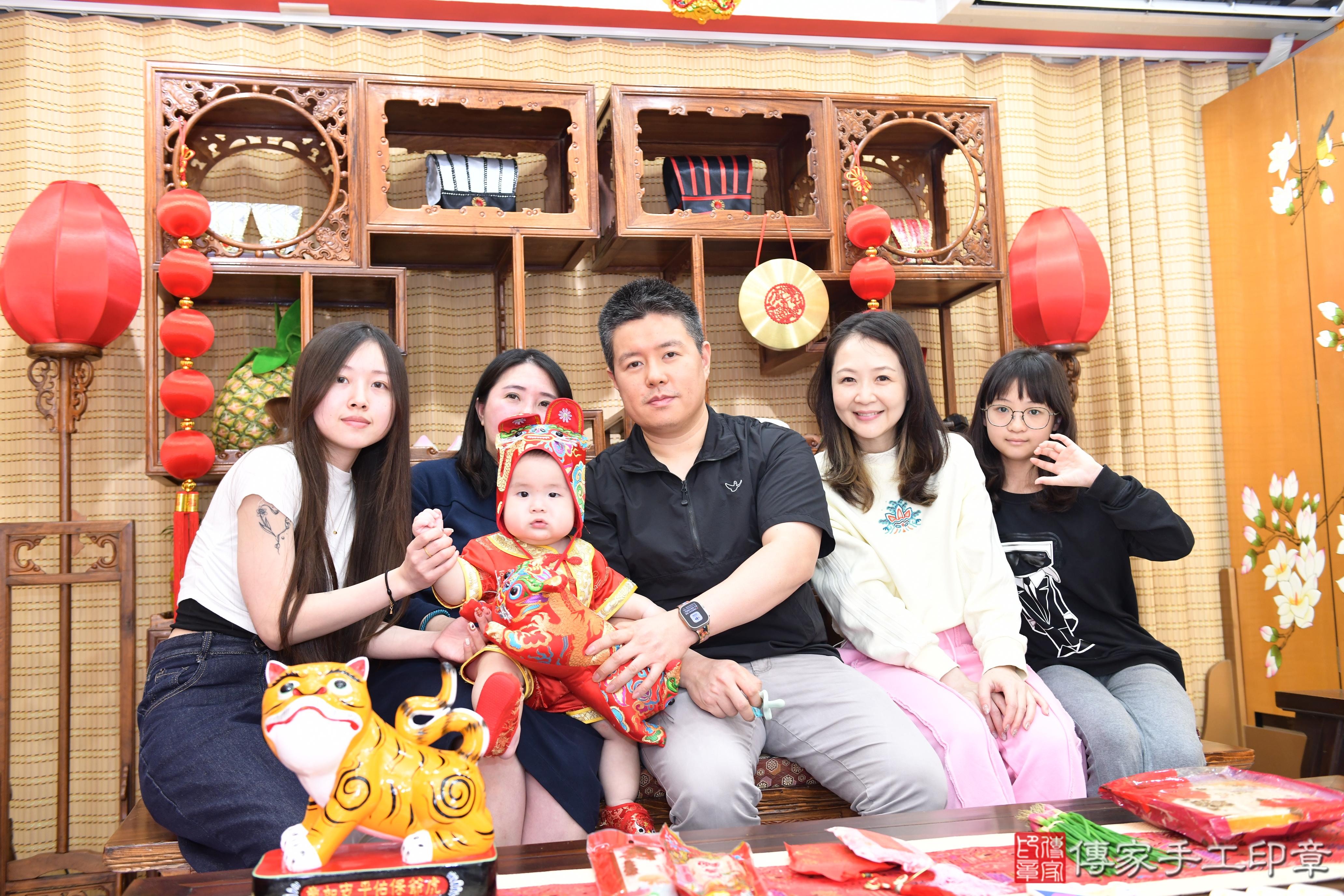 傳家手工印章台南店、抓周、度脺、美式風會場、傳家嬰兒古禮、吉祥話、抓周道具物品24種、拍照。抓周證書。寶寶抓周、滿周歲、生日快樂、祝福