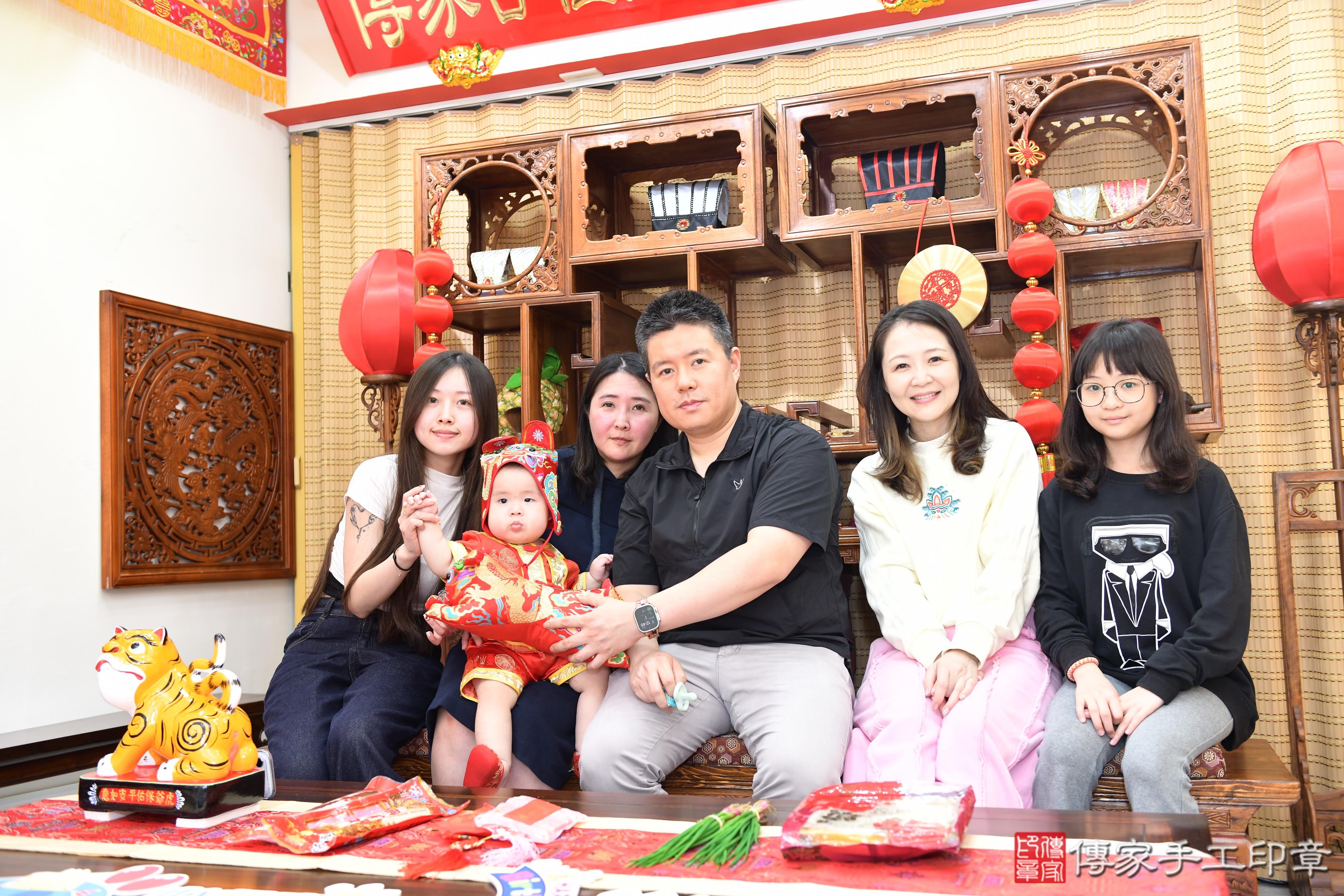 傳家手工印章台南店、抓周、度脺、美式風會場、傳家嬰兒古禮、吉祥話、抓周道具物品24種、拍照。抓周證書。寶寶抓周、滿周歲、生日快樂、祝福