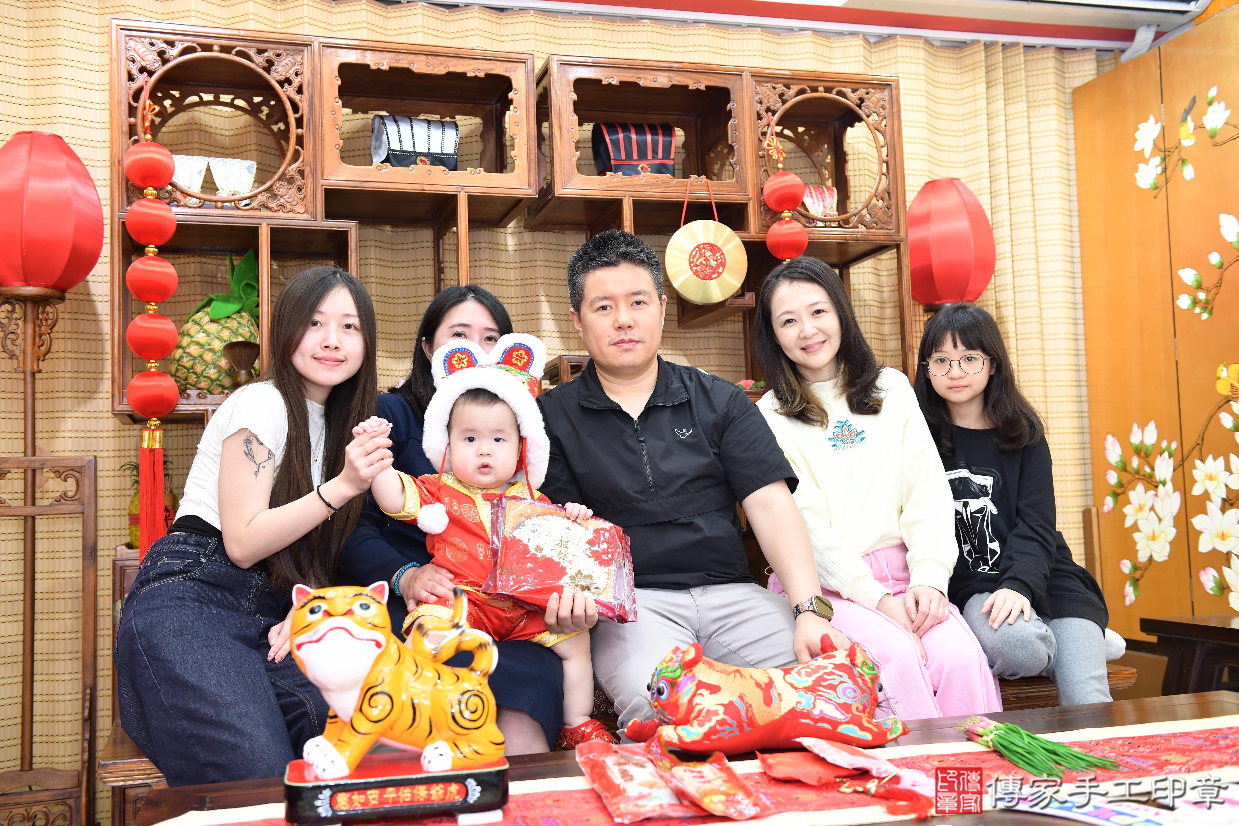 傳家手工印章台南店、抓周、度脺、美式風會場、傳家嬰兒古禮、吉祥話、抓周道具物品24種、拍照。抓周證書。寶寶抓周、滿周歲、生日快樂、祝福