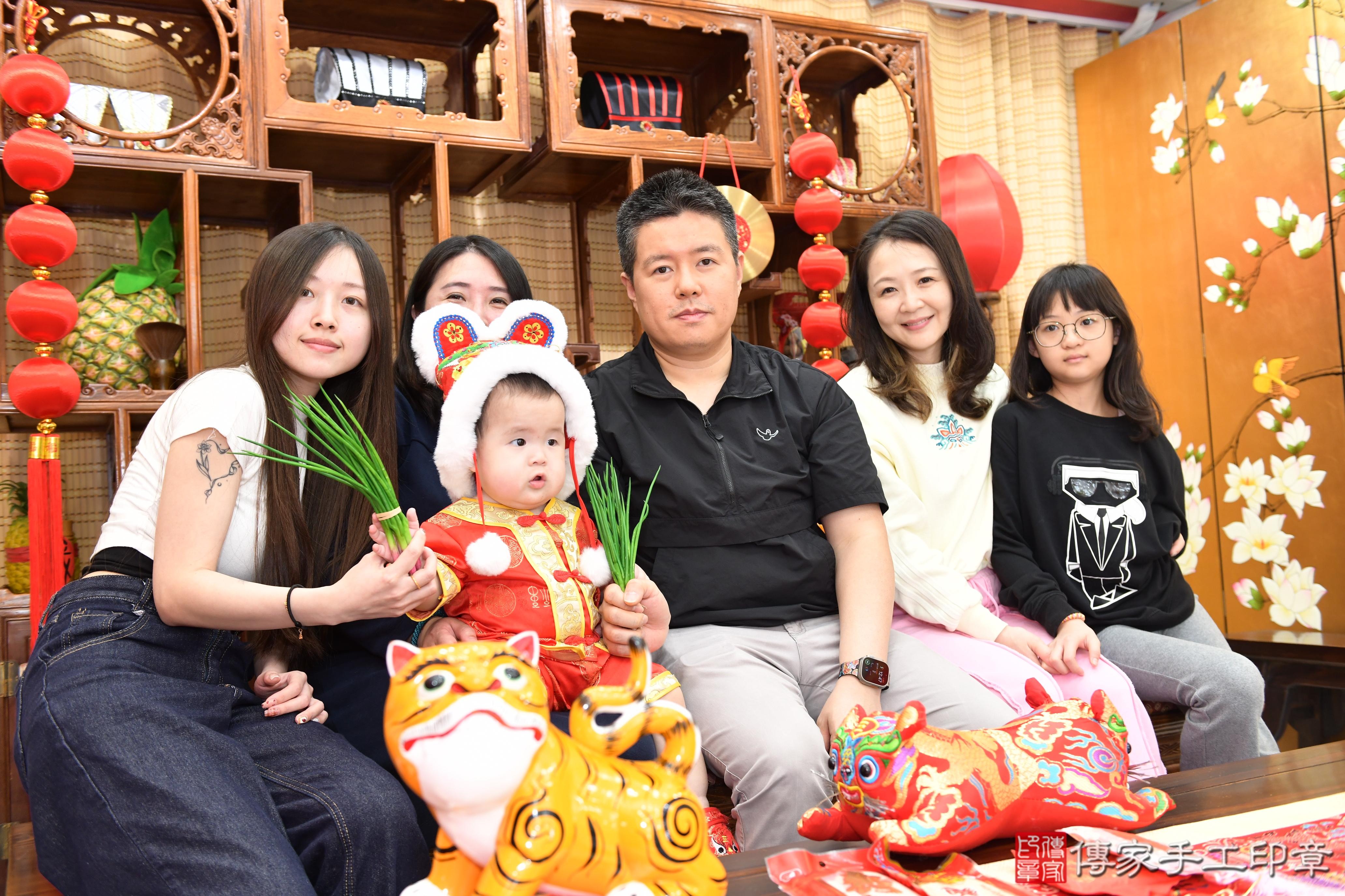 傳家手工印章台南店、抓周、度脺、美式風會場、傳家嬰兒古禮、吉祥話、抓周道具物品24種、拍照。抓周證書。寶寶抓周、滿周歲、生日快樂、祝福