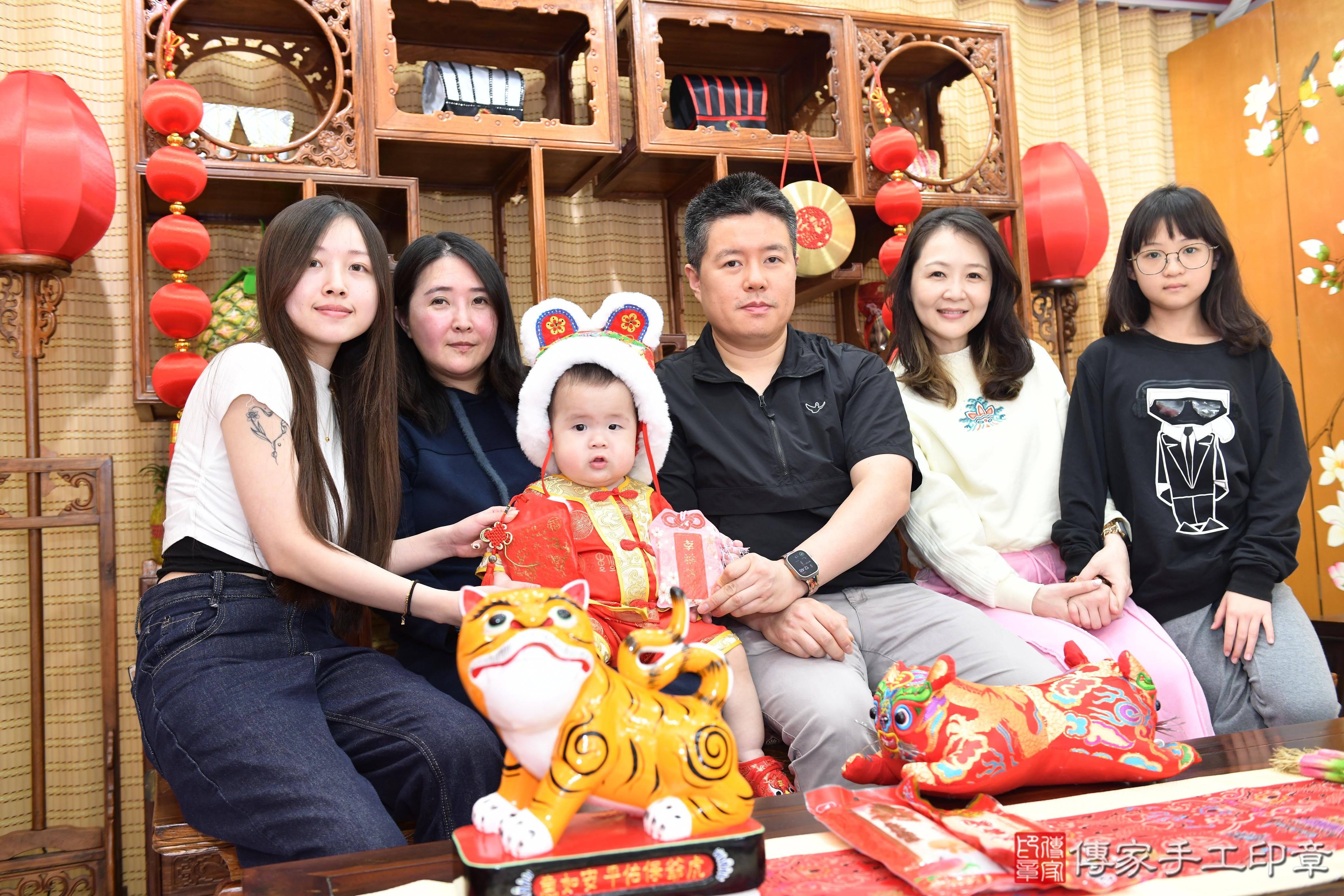 傳家手工印章台南店、抓周、度脺、美式風會場、傳家嬰兒古禮、吉祥話、抓周道具物品24種、拍照。抓周證書。寶寶抓周、滿周歲、生日快樂、祝福