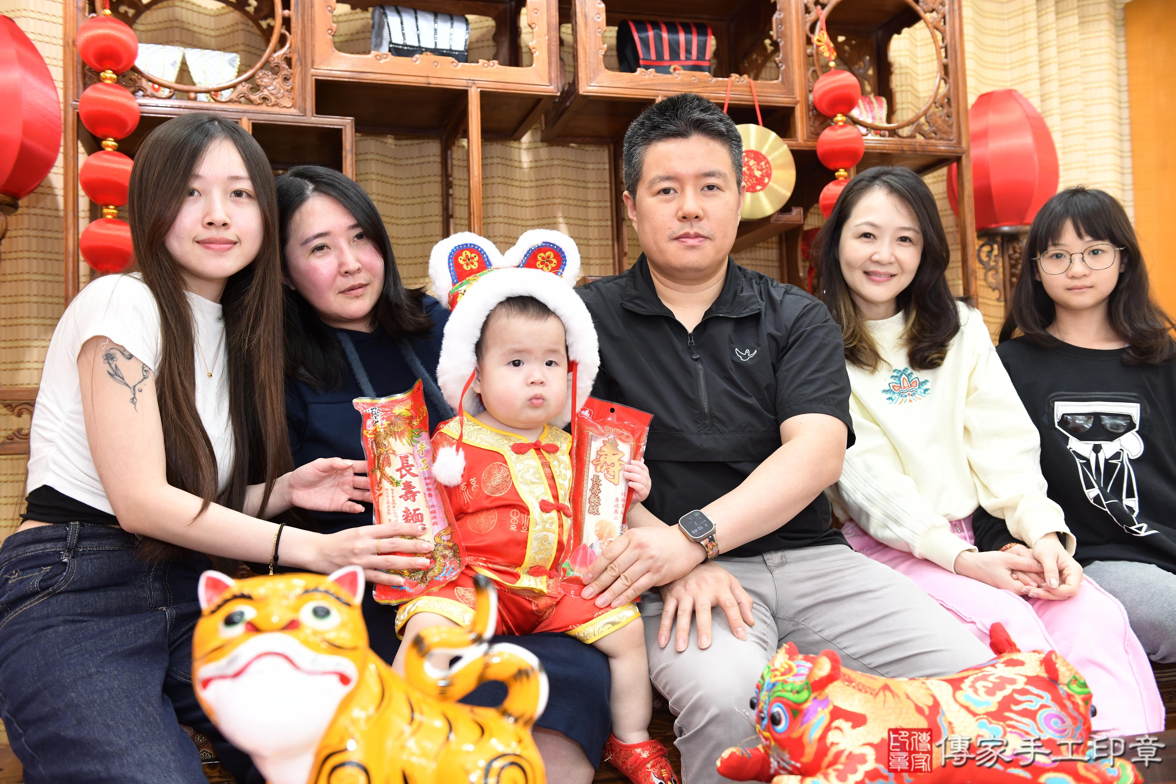 傳家手工印章台南店、抓周、度脺、美式風會場、傳家嬰兒古禮、吉祥話、抓周道具物品24種、拍照。抓周證書。寶寶抓周、滿周歲、生日快樂、祝福