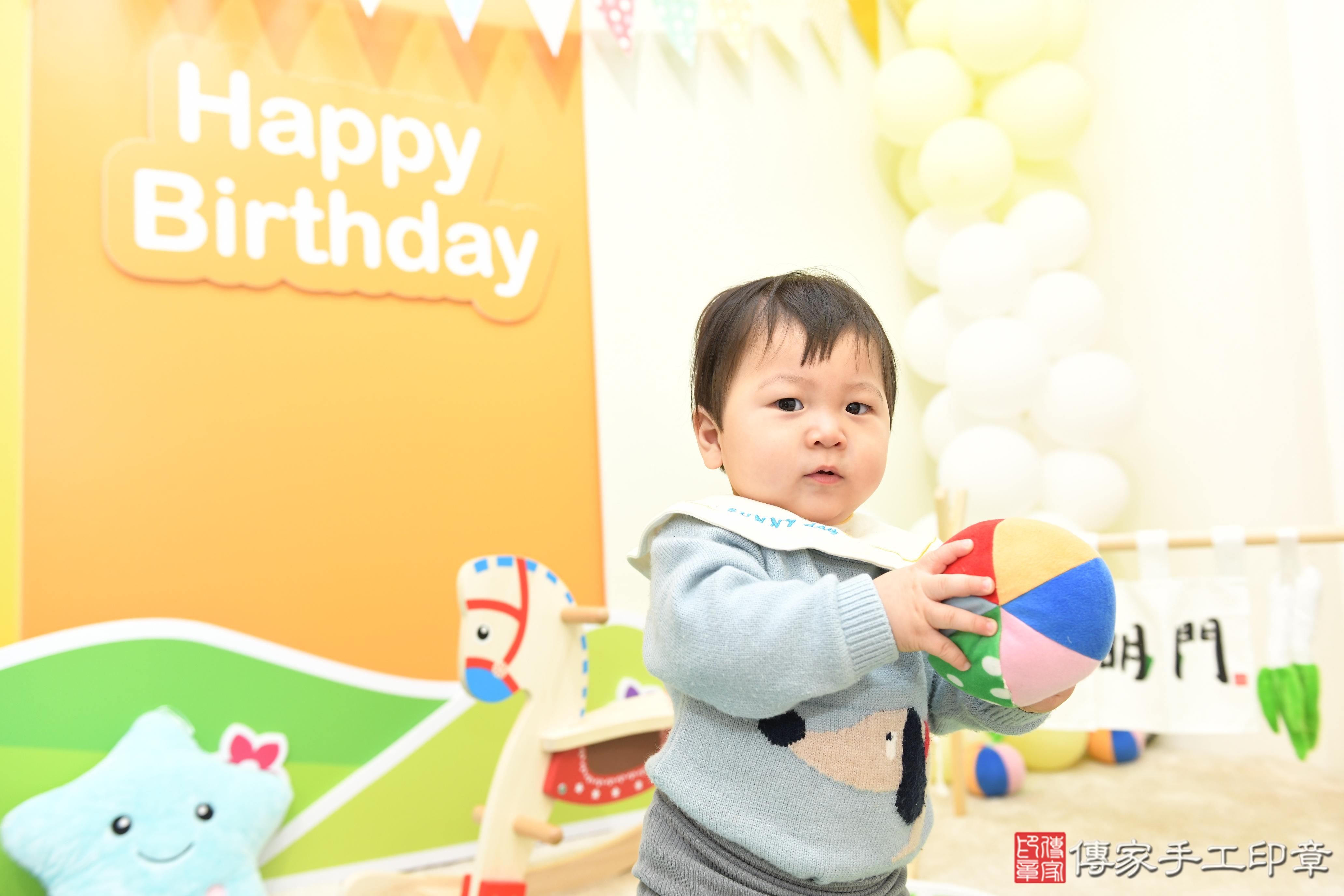 傳家手工印章台南店、抓周、度脺、美式風會場、傳家嬰兒古禮、吉祥話、抓周道具物品24種、拍照。抓周證書。寶寶抓周、滿周歲、生日快樂、祝福