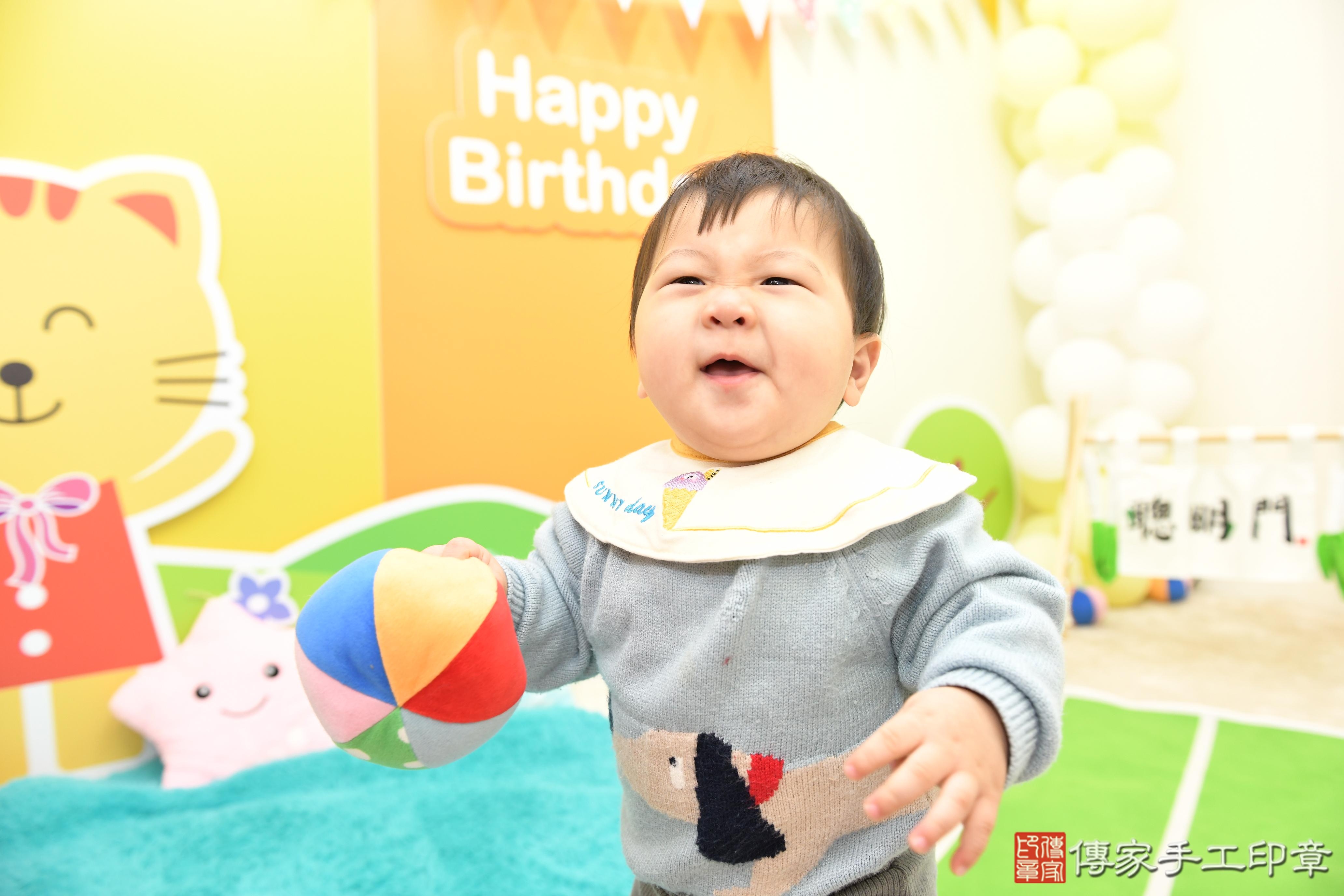 傳家手工印章台南店、抓周、度脺、美式風會場、傳家嬰兒古禮、吉祥話、抓周道具物品24種、拍照。抓周證書。寶寶抓周、滿周歲、生日快樂、祝福