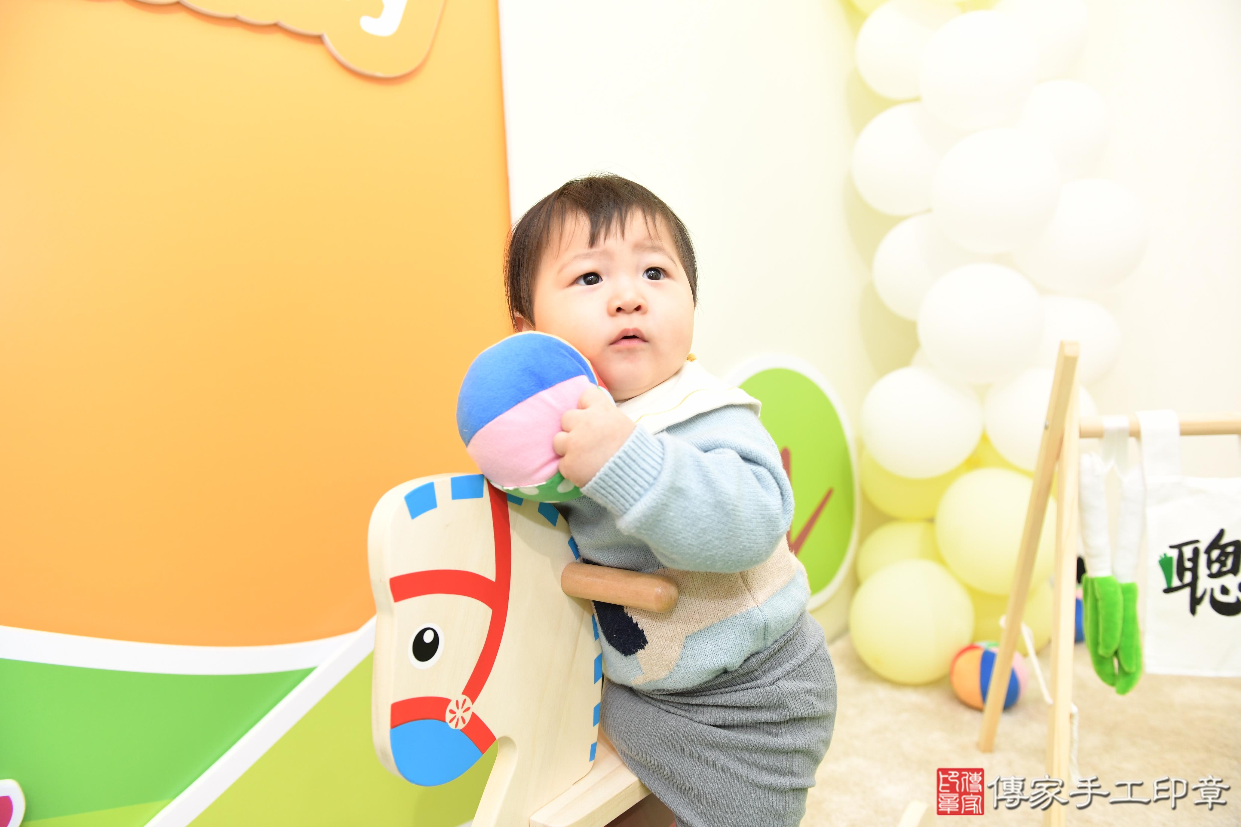 傳家手工印章台南店、抓周、度脺、美式風會場、傳家嬰兒古禮、吉祥話、抓周道具物品24種、拍照。抓周證書。寶寶抓周、滿周歲、生日快樂、祝福